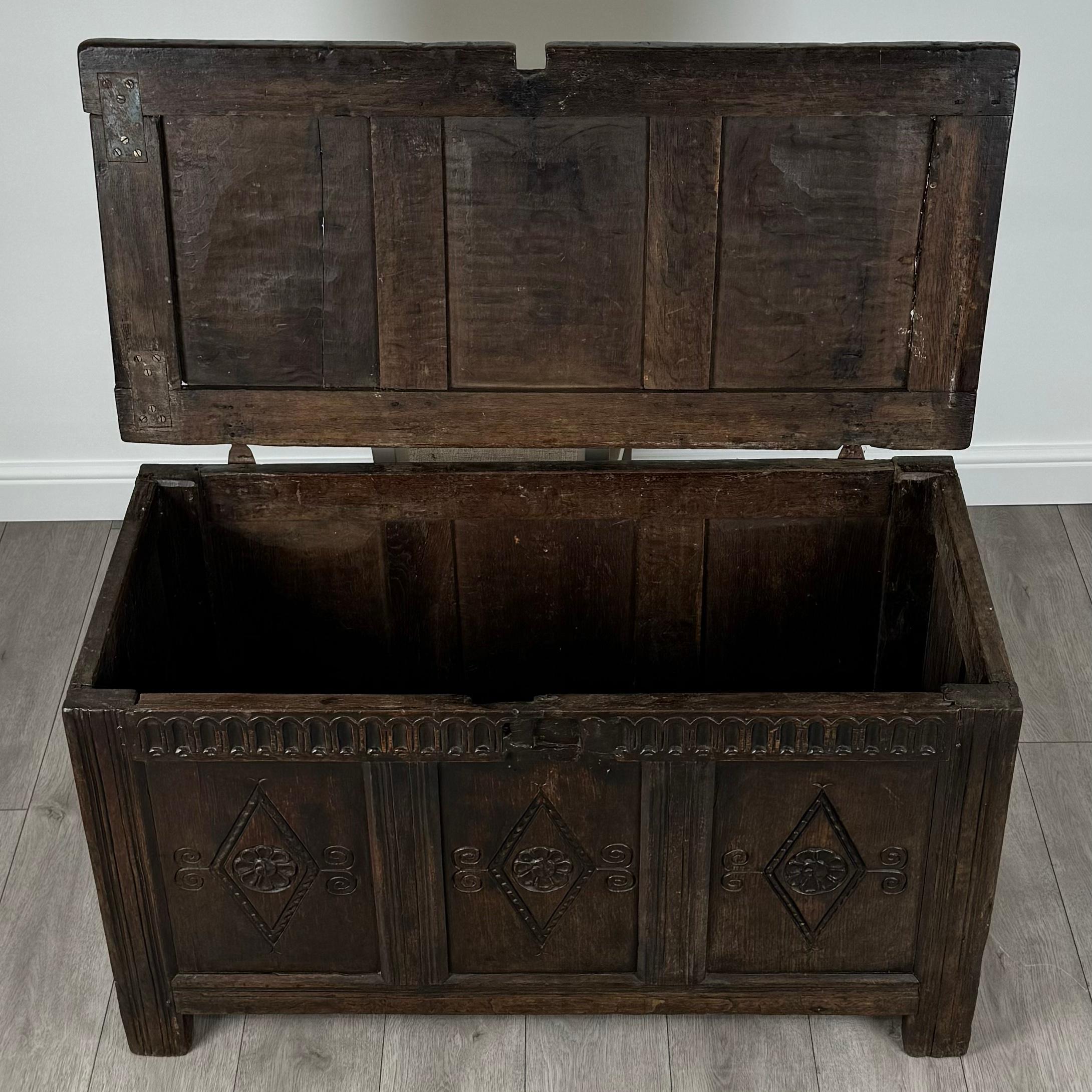 Antico forziere del XVII secolo di eccellente qualità in Oak ( REF AFS-3542 ) in vendita 3