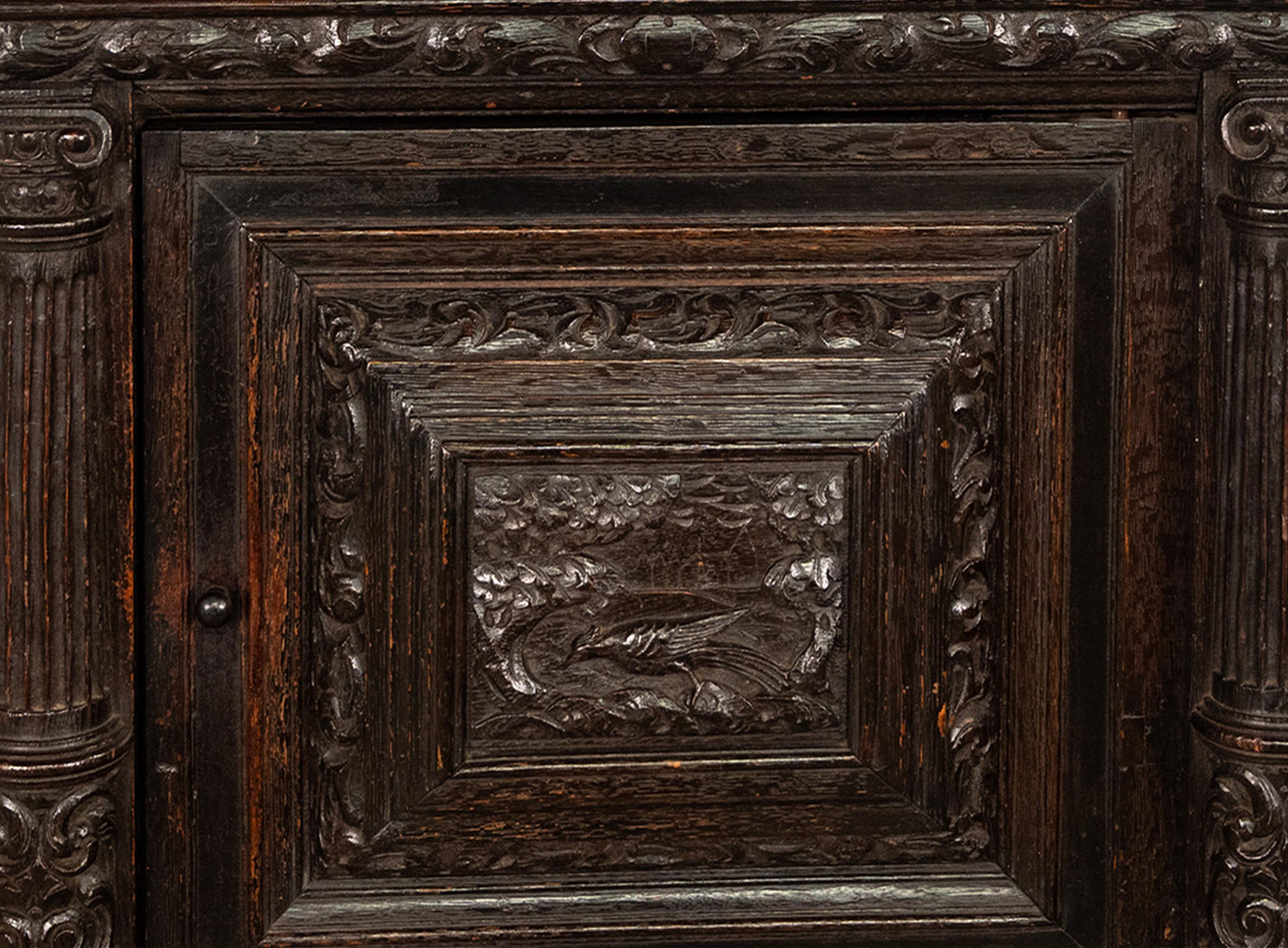 Ancienne crédence hollandaise en chêne ébonisé sculptée du 17ème siècle sur pied 1680 en vente 5
