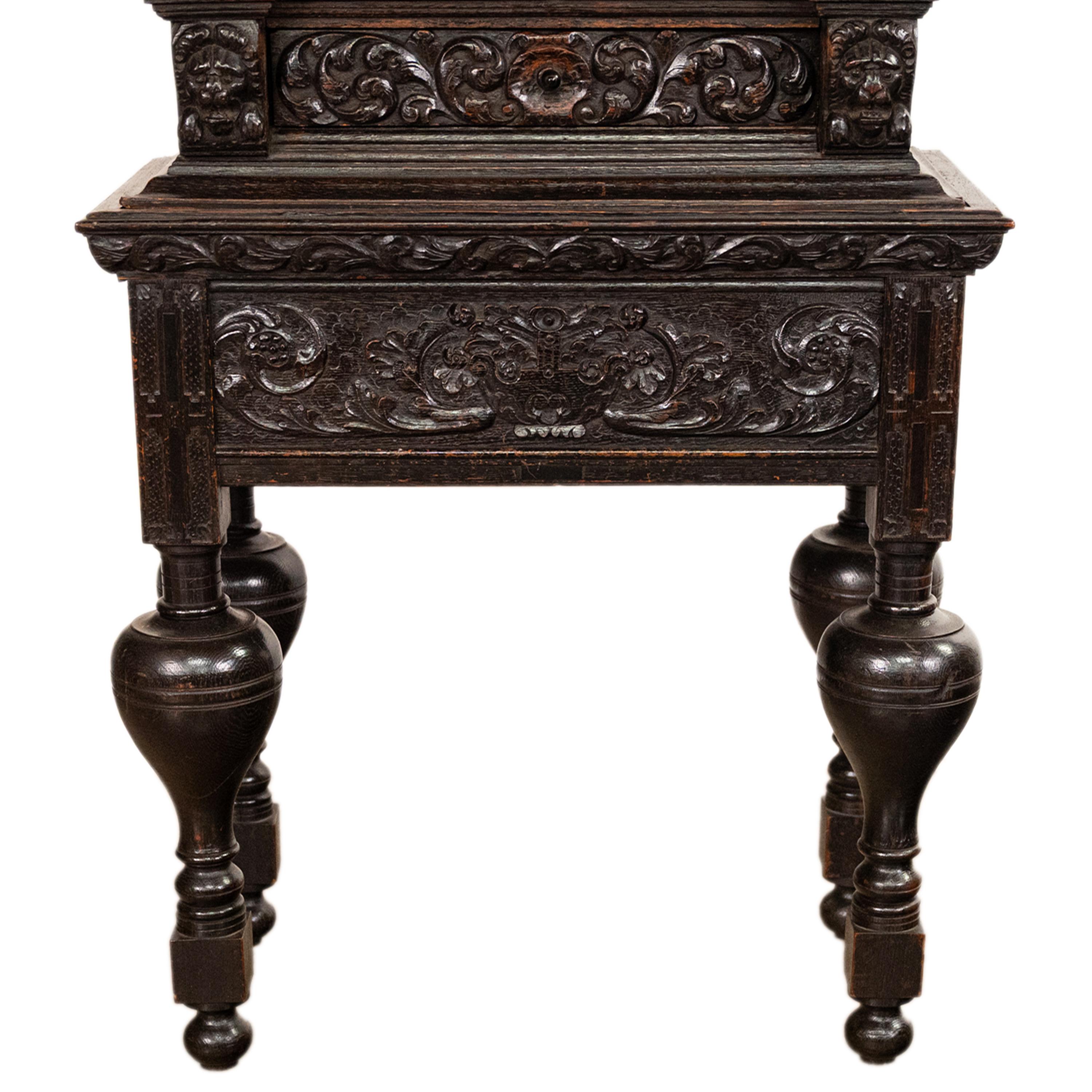 Ancienne crédence hollandaise en chêne ébonisé sculptée du 17ème siècle sur pied 1680 en vente 6