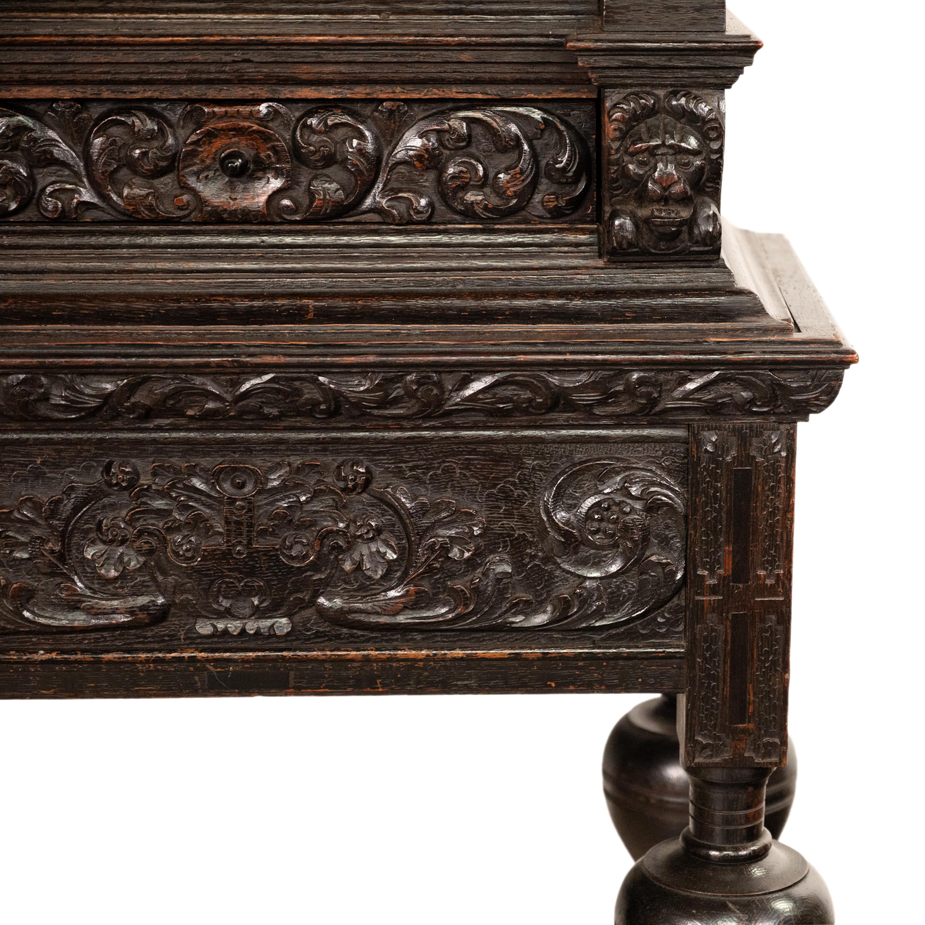 Ancienne crédence hollandaise en chêne ébonisé sculptée du 17ème siècle sur pied 1680 en vente 7