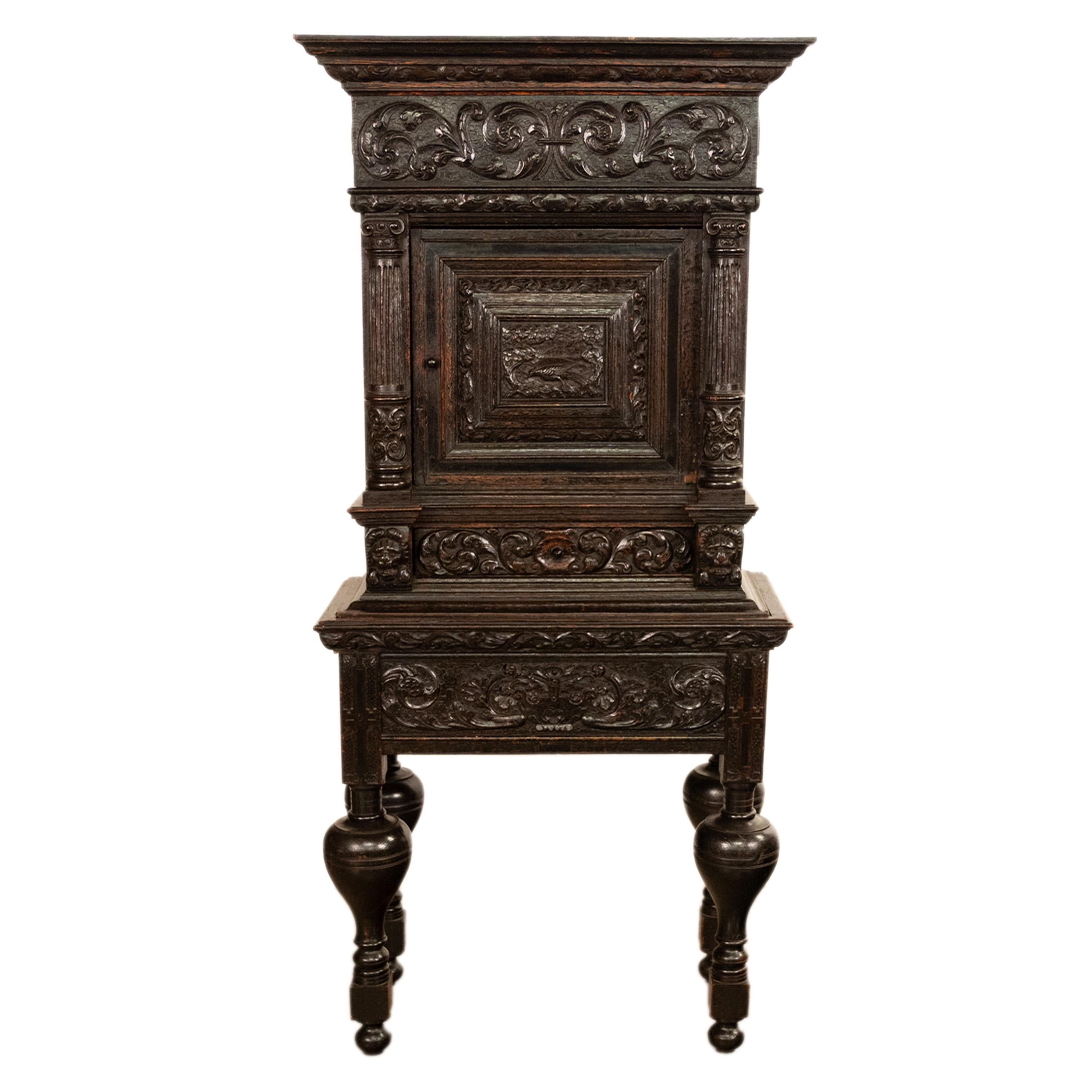 Une bonne armoire ancienne de la fin du 17e siècle en chêne ébonisé sculpté sur pied, vers 1680.
Ces armoires sont communément appelées armoires de crédence ou armoires à calice, en référence à un usage ecclésiastique. Cette armoire est composée de