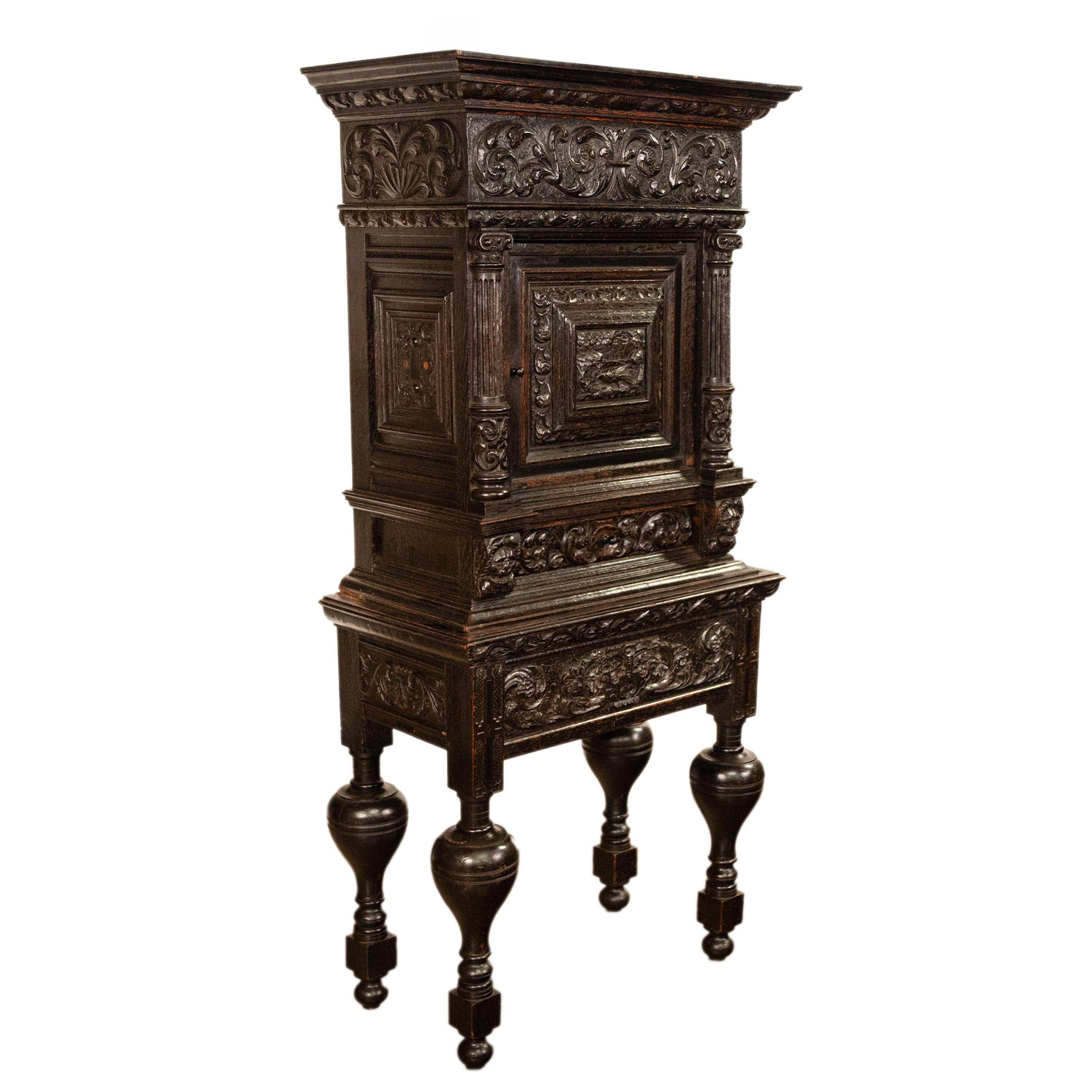 Baroque Ancienne crédence hollandaise en chêne ébonisé sculptée du 17ème siècle sur pied 1680 en vente