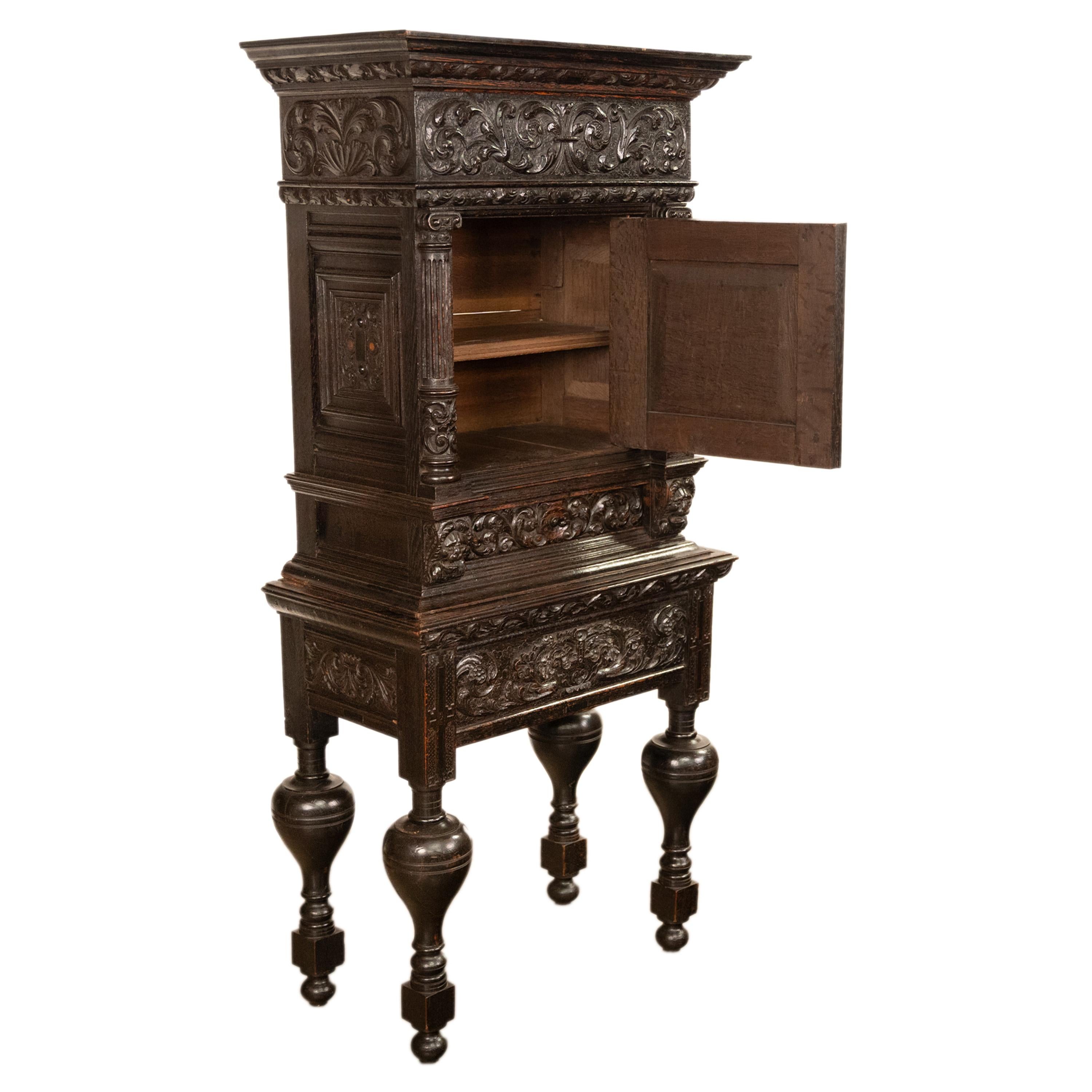 Néerlandais Ancienne crédence hollandaise en chêne ébonisé sculptée du 17ème siècle sur pied 1680 en vente