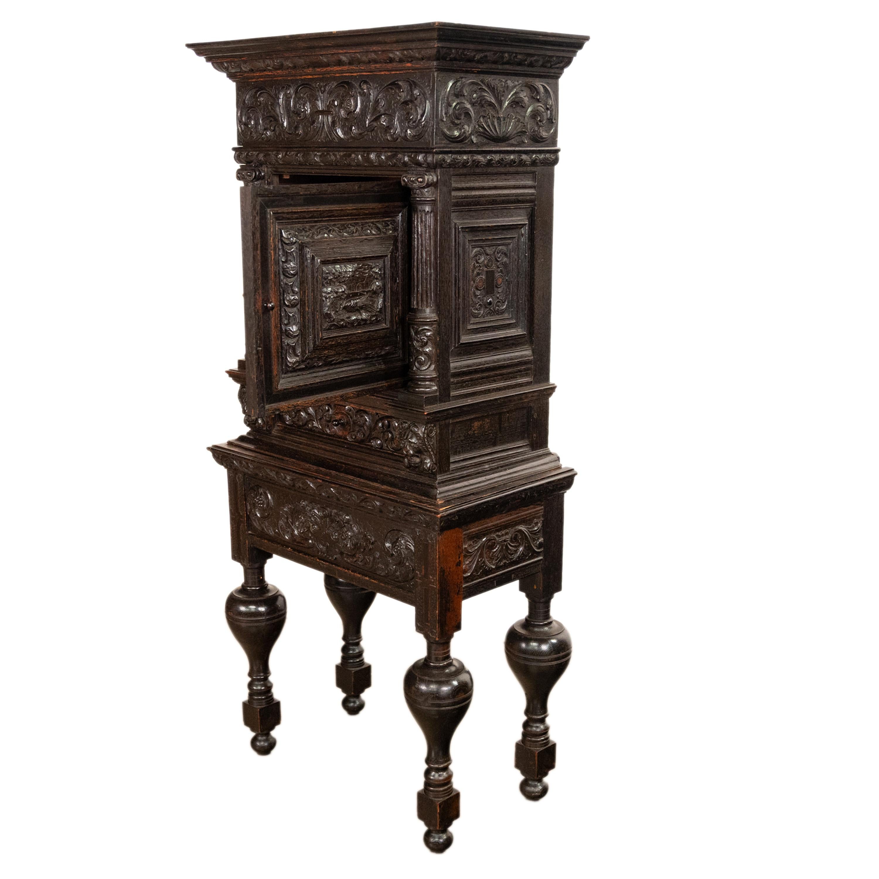 Ancienne crédence hollandaise en chêne ébonisé sculptée du 17ème siècle sur pied 1680 Bon état - En vente à Portland, OR