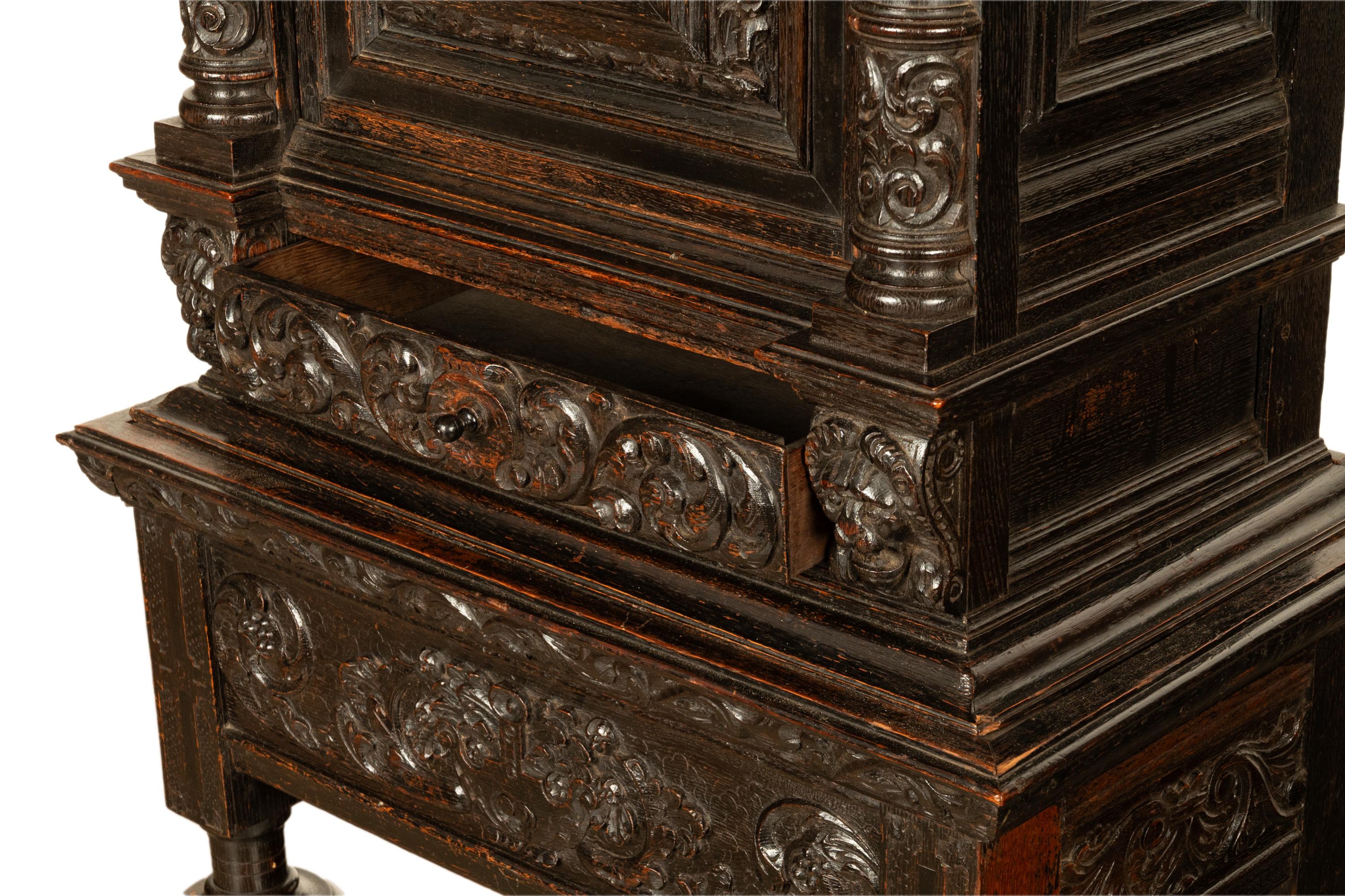 Chêne Ancienne crédence hollandaise en chêne ébonisé sculptée du 17ème siècle sur pied 1680 en vente