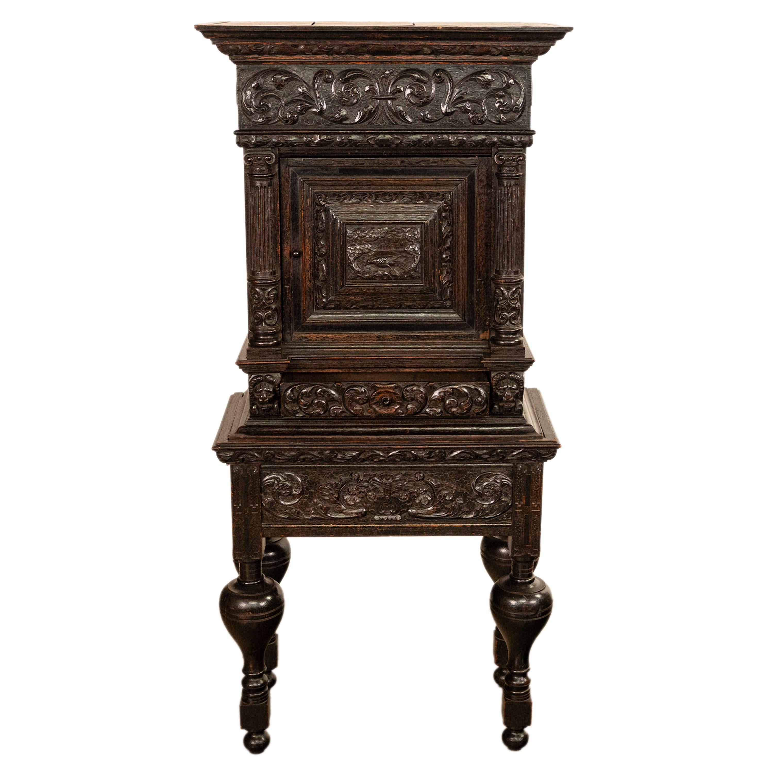 Ancienne crédence hollandaise en chêne ébonisé sculptée du 17ème siècle sur pied 1680 en vente 1