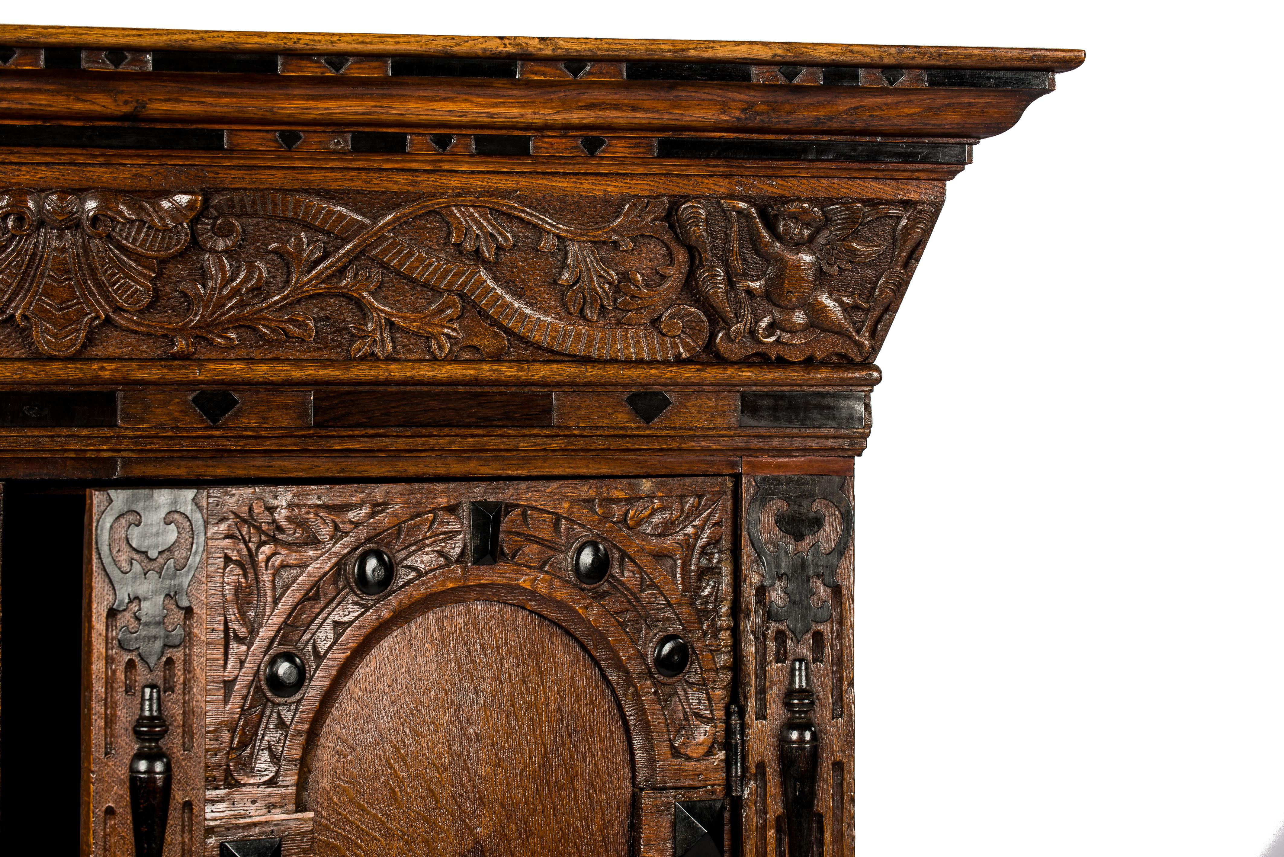 Ébène Ancienne armoire Renaissance hollandaise du 17ème siècle à deux portes en chêne et ébène en vente