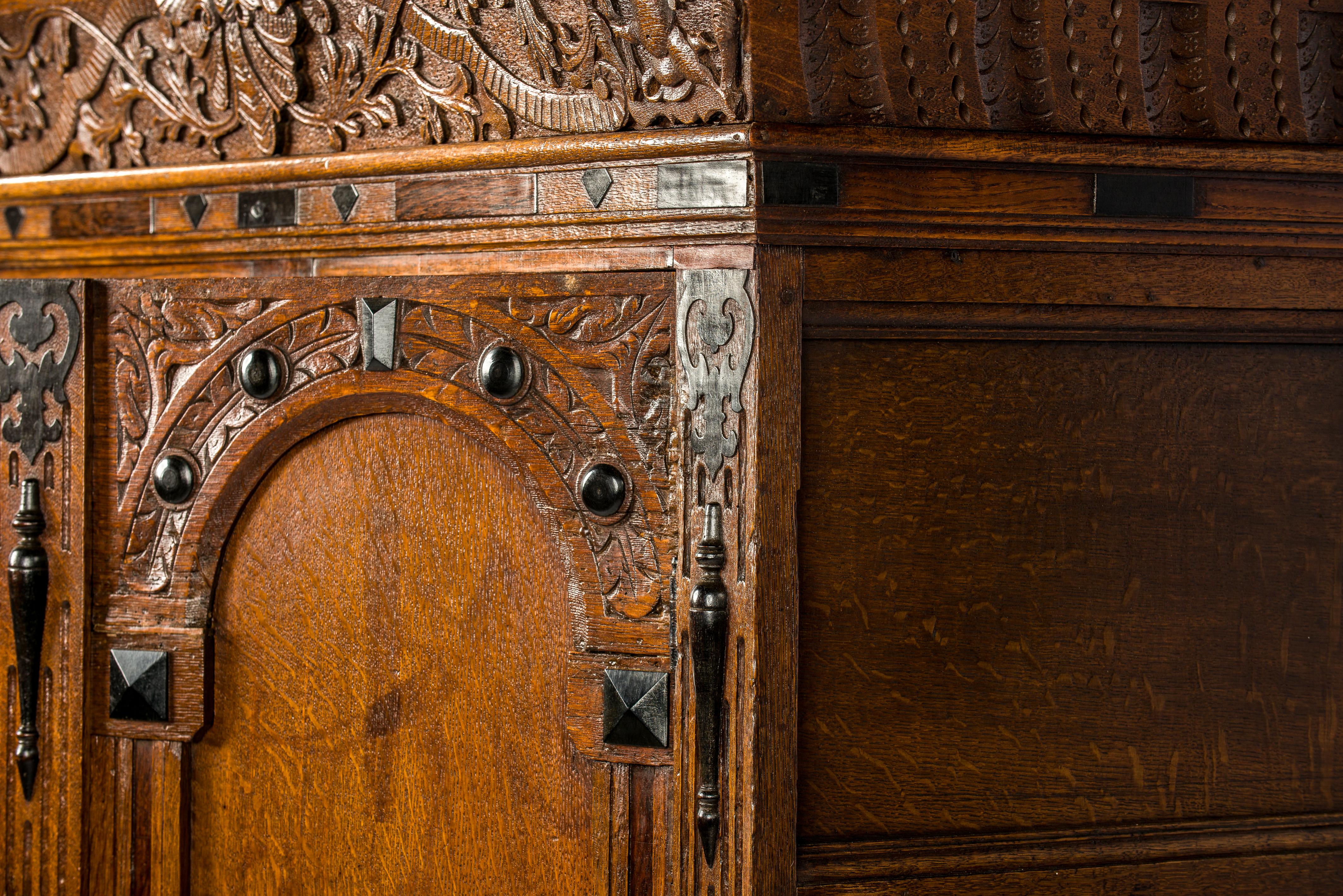 Ancienne armoire Renaissance hollandaise du 17ème siècle à deux portes en chêne et ébène en vente 4