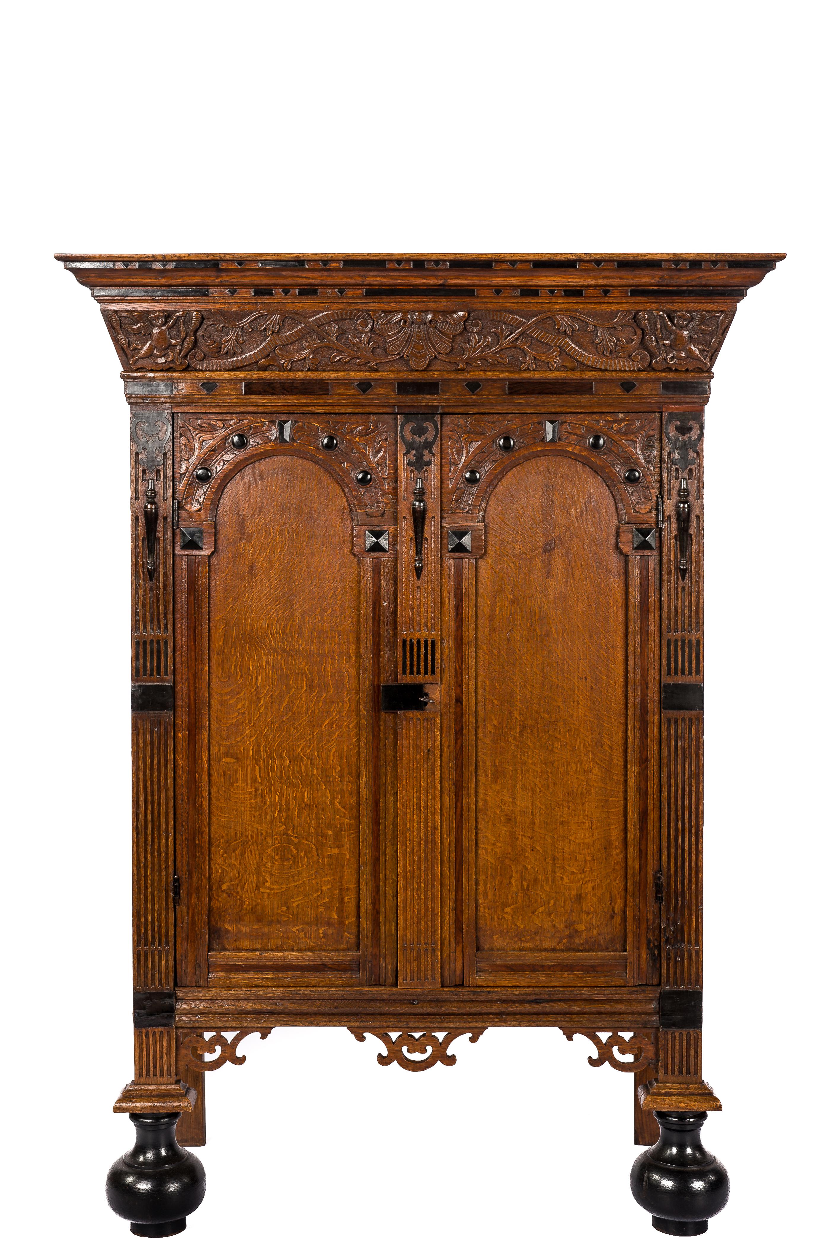 Ancien cabinet Renaissance à deux portes en chêne et ébène du 17e siècle hollandais.

Cette extraordinaire armoire est fabriquée dans le plus beau chêne scié sur quartier, dans la tradition de la Renaissance hollandaise pendant l'