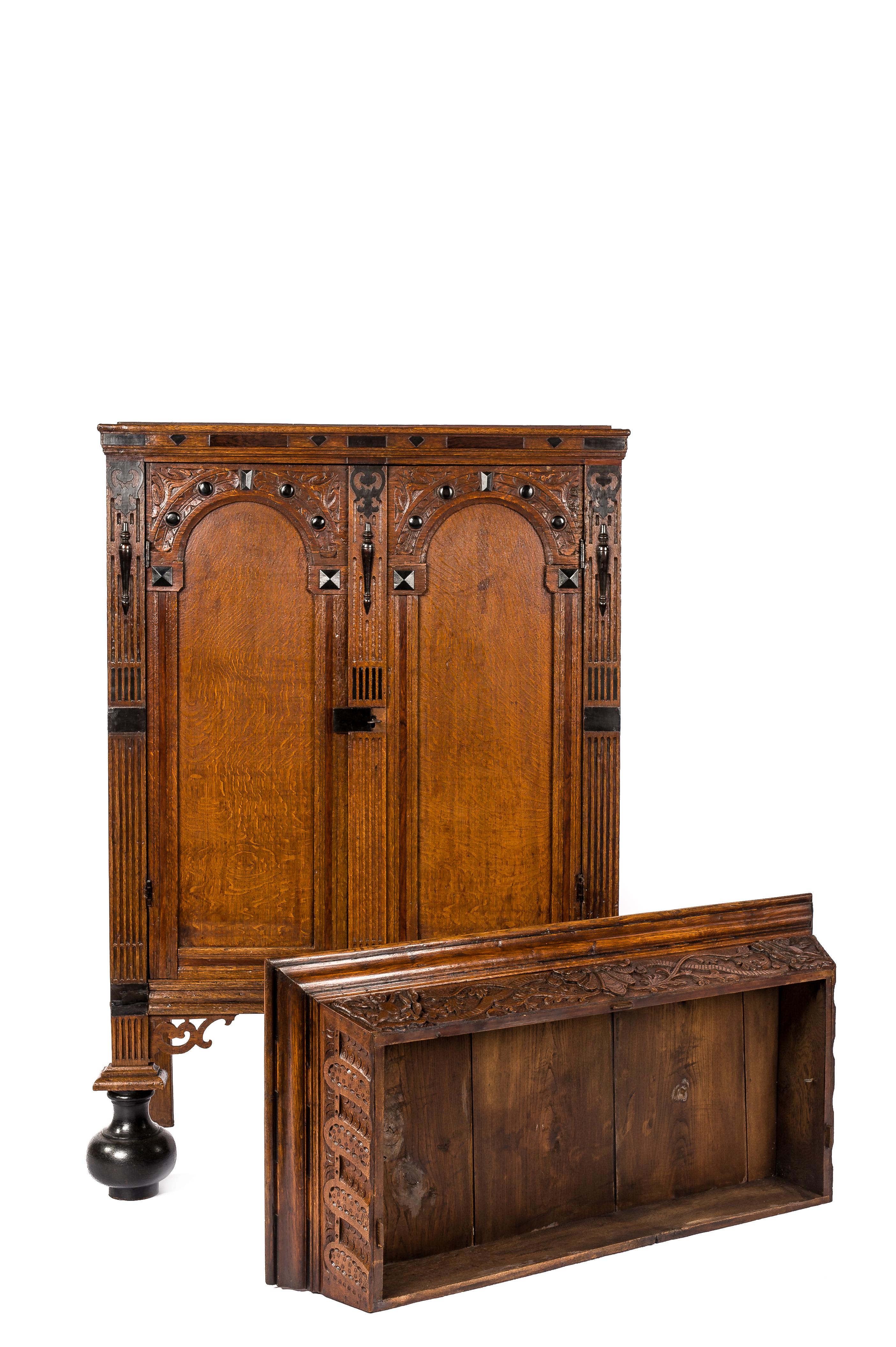 Néerlandais Ancienne armoire Renaissance hollandaise du 17ème siècle à deux portes en chêne et ébène en vente