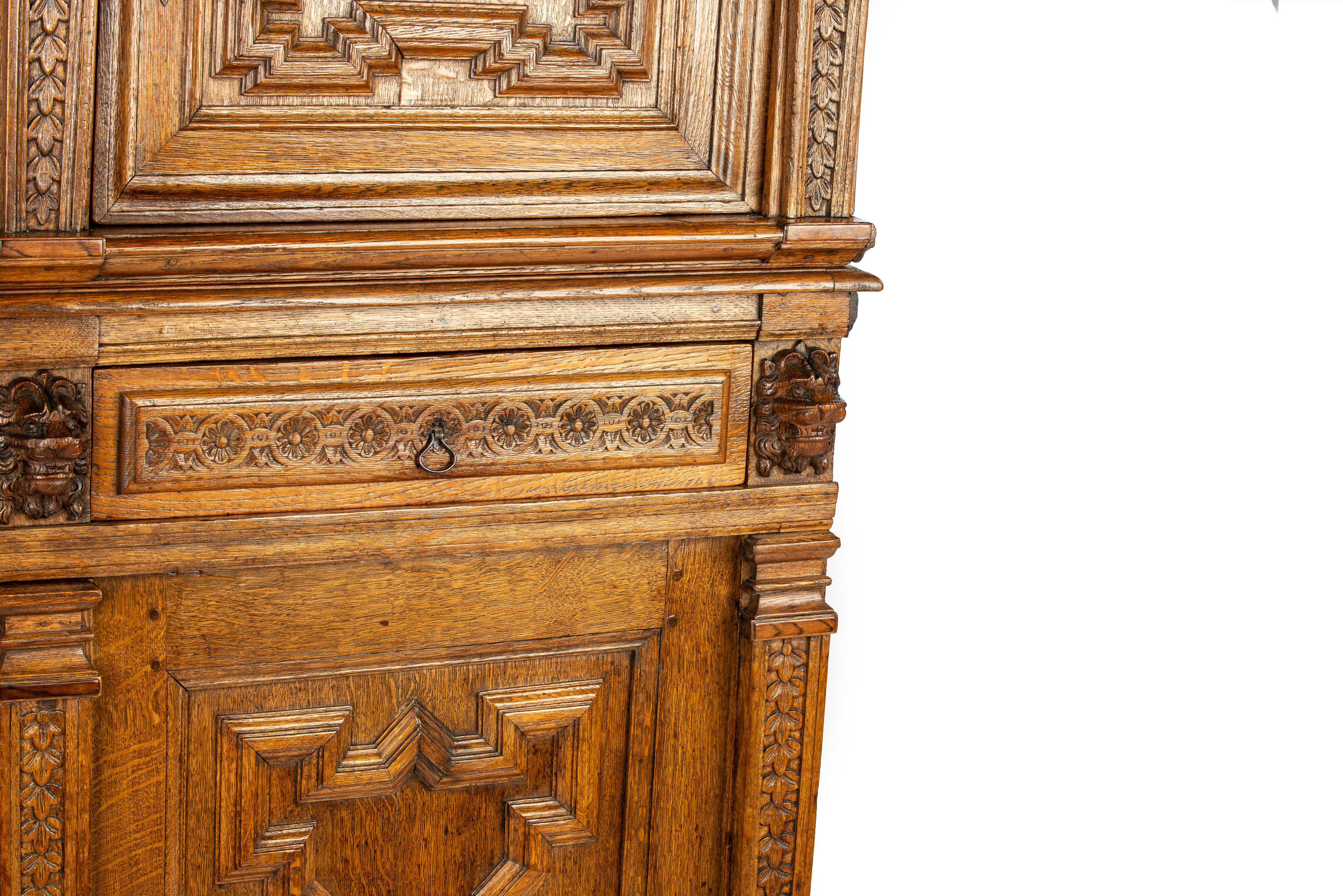 Antique 17ème siècle hollandais de flamand couleur miel Oak Rennaisance Cupboard en vente 3