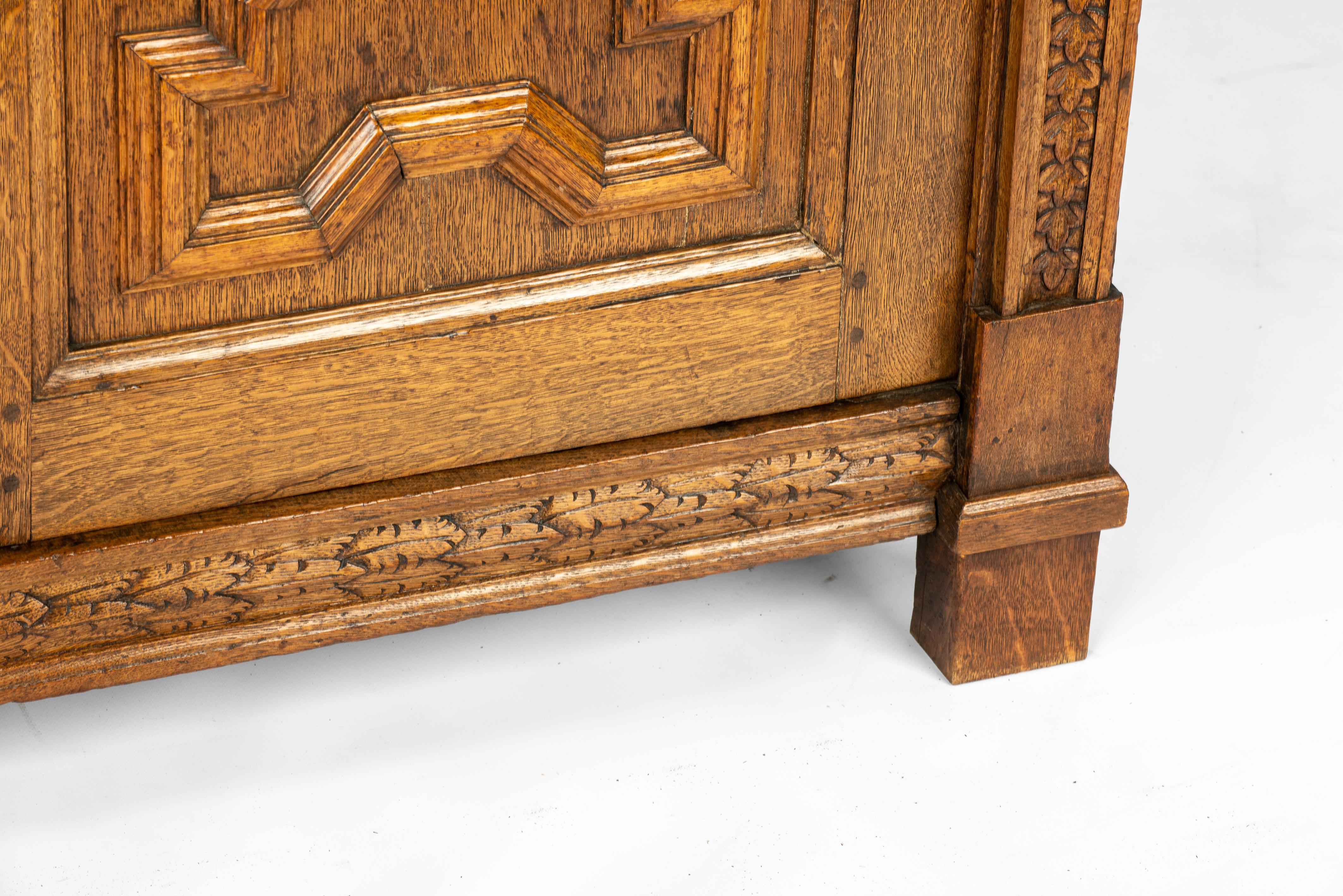 Antique 17ème siècle hollandais de flamand couleur miel Oak Rennaisance Cupboard en vente 4