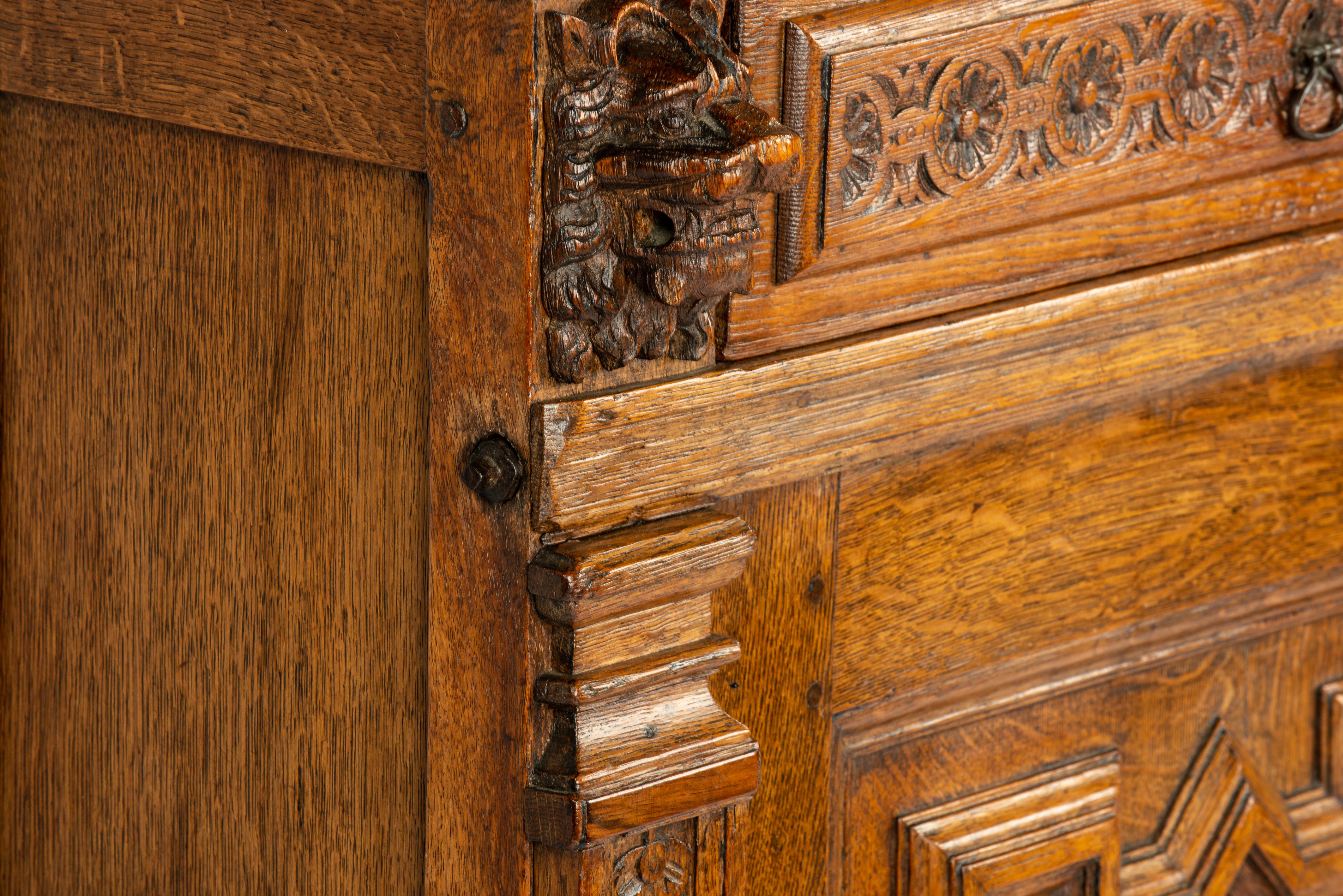 Antique 17ème siècle hollandais de flamand couleur miel Oak Rennaisance Cupboard en vente 5