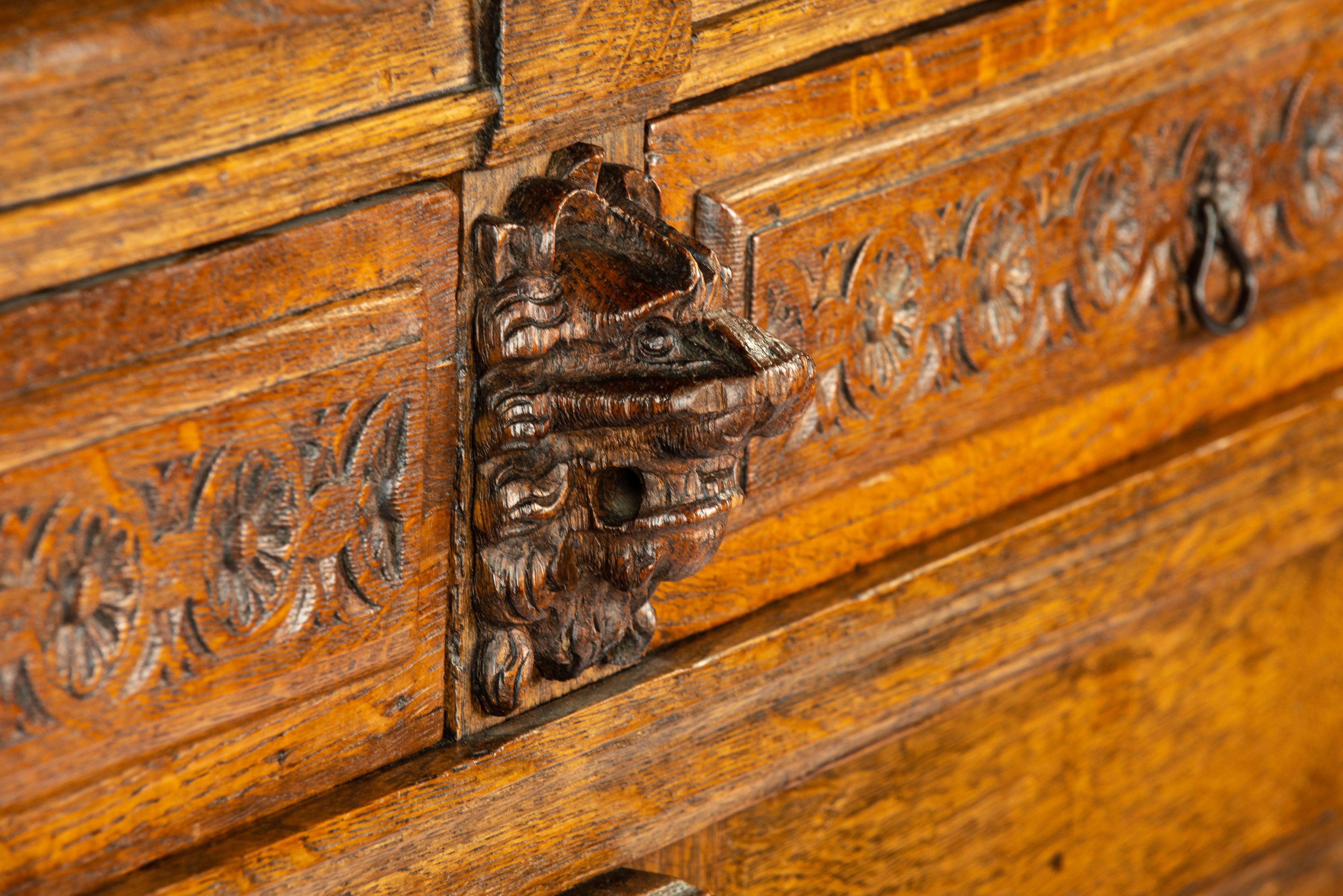 Antico armadio olandese del XVII secolo in rovere Oak Rennaisance color miele fiammingo in vendita 7