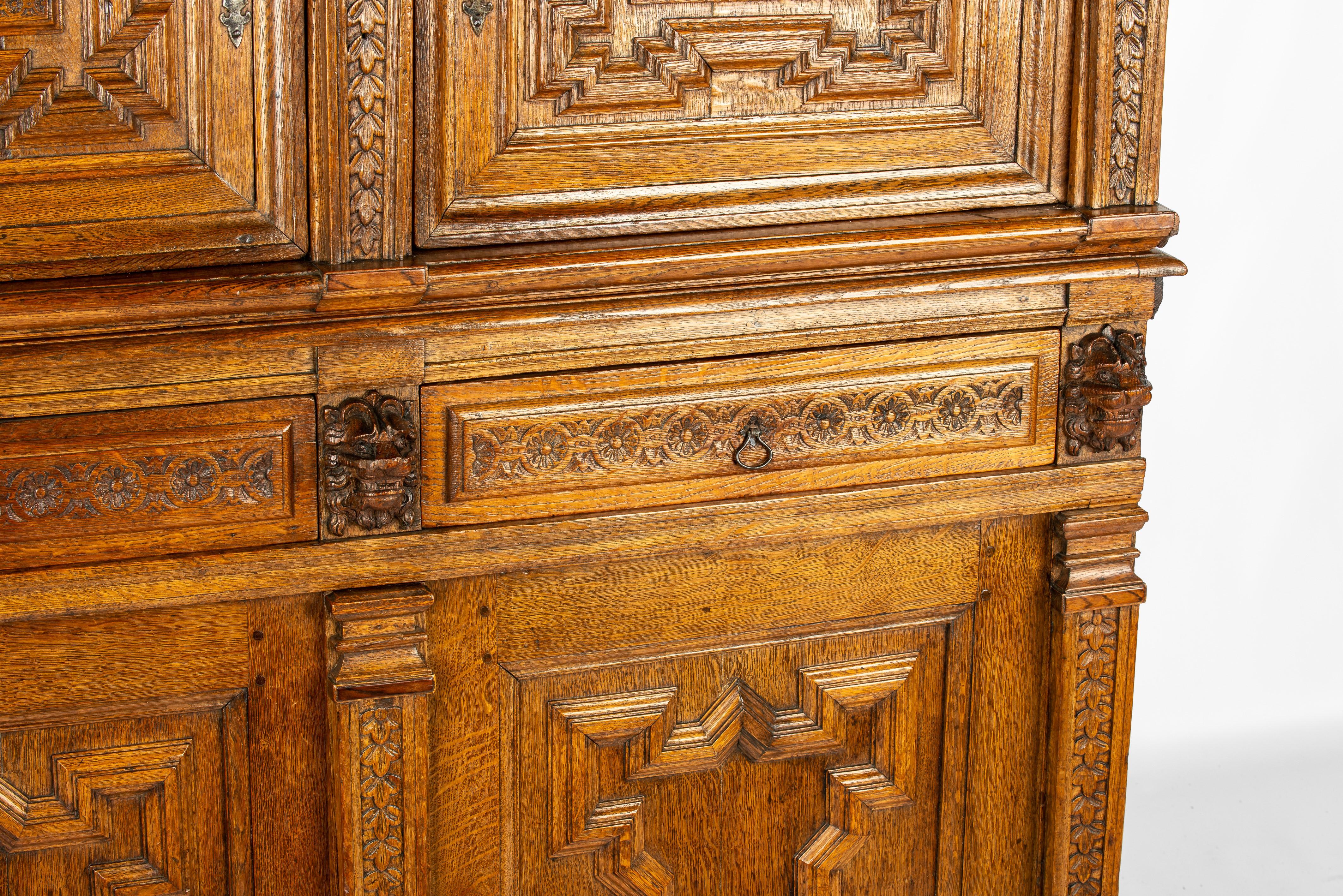 Antique 17ème siècle hollandais de flamand couleur miel Oak Rennaisance Cupboard en vente 9