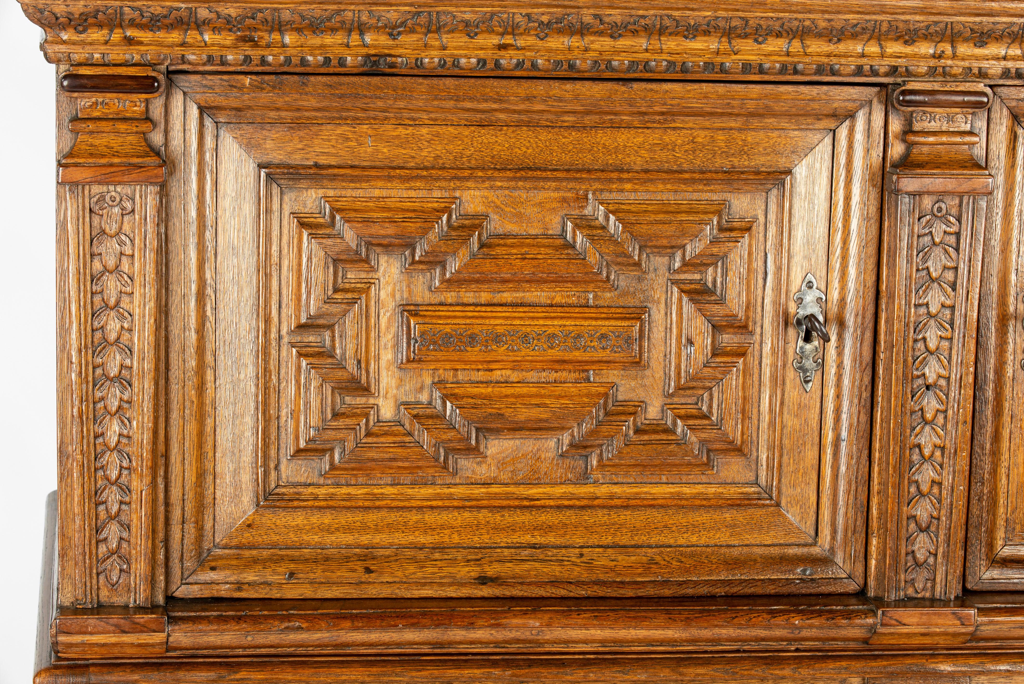 Antique 17ème siècle hollandais de flamand couleur miel Oak Rennaisance Cupboard en vente 11