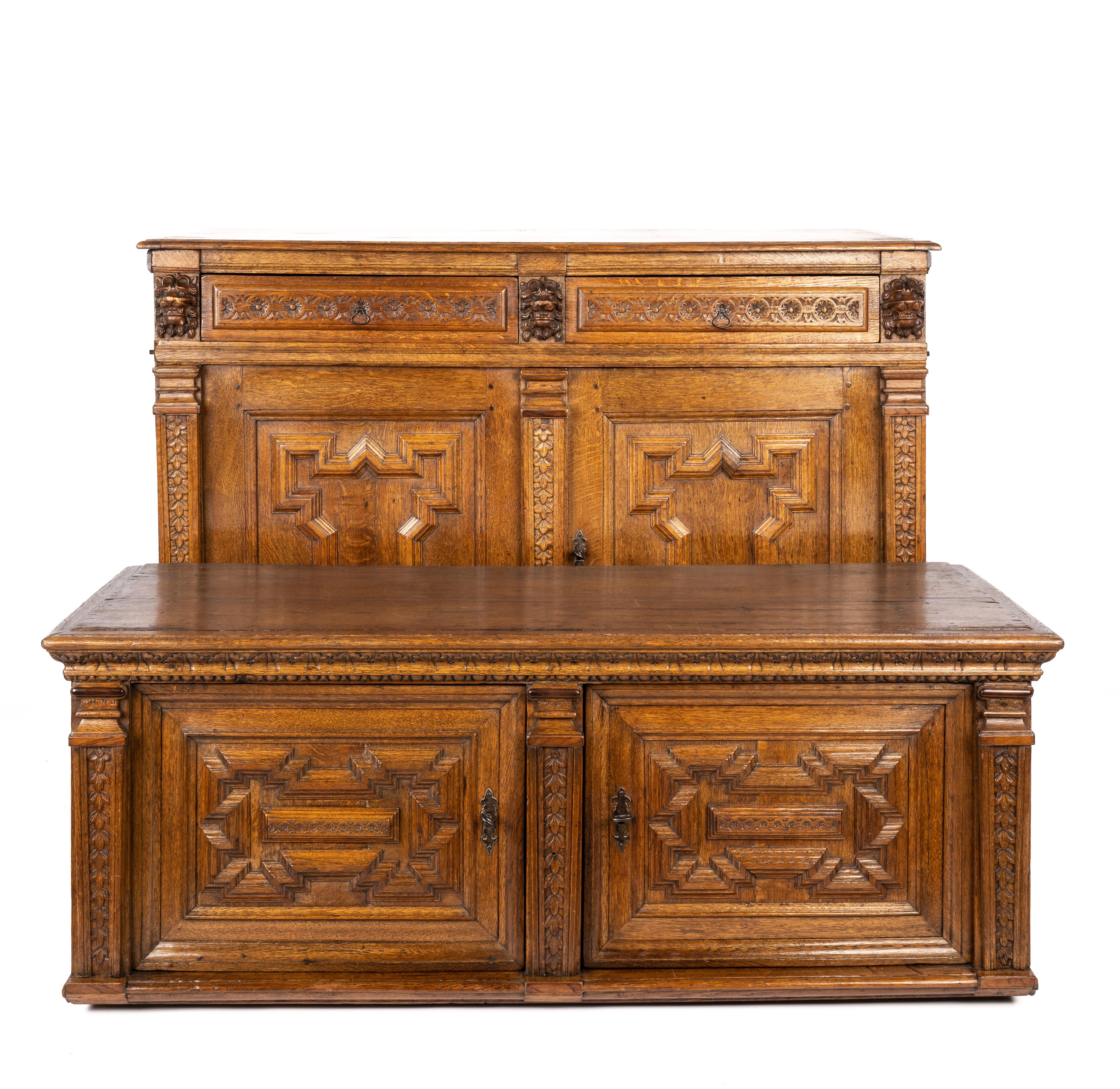 Antico armadio olandese del XVII secolo in rovere Oak Rennaisance color miele fiammingo In condizioni buone in vendita a Casteren, NL
