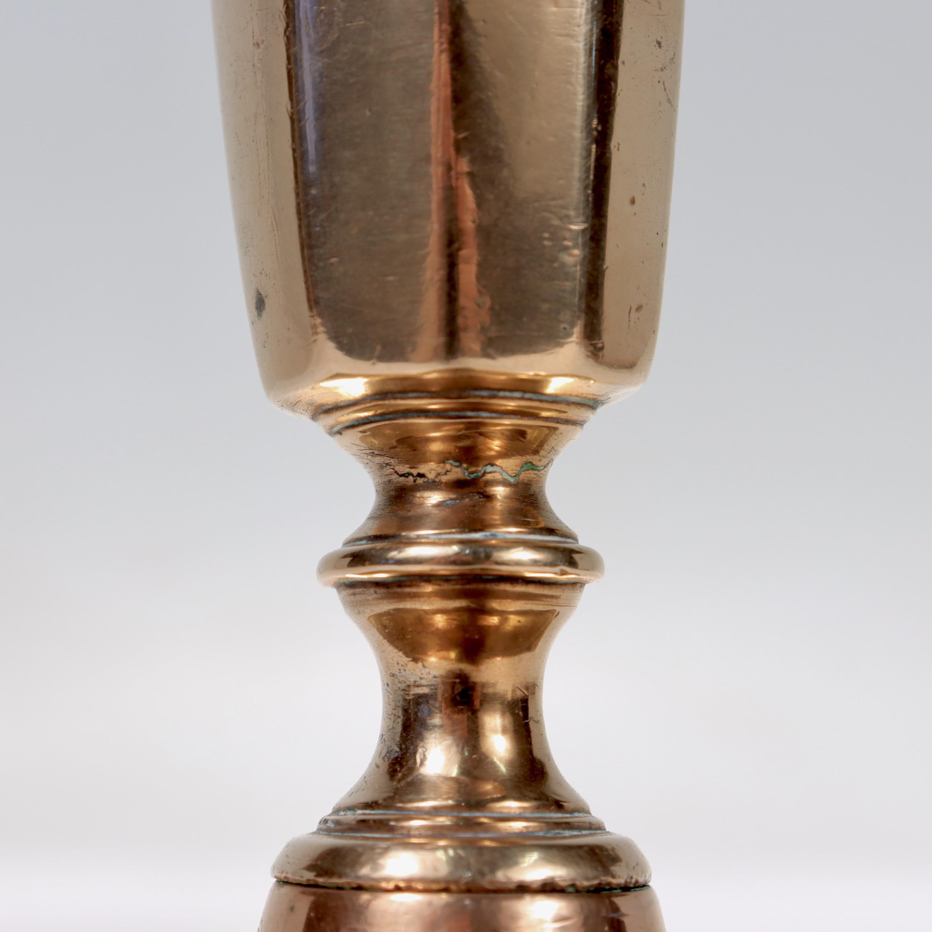 Antiker niederländischer oder englischer Bronze-Kerzenständer aus dem 17. Jahrhundert  im Angebot 4
