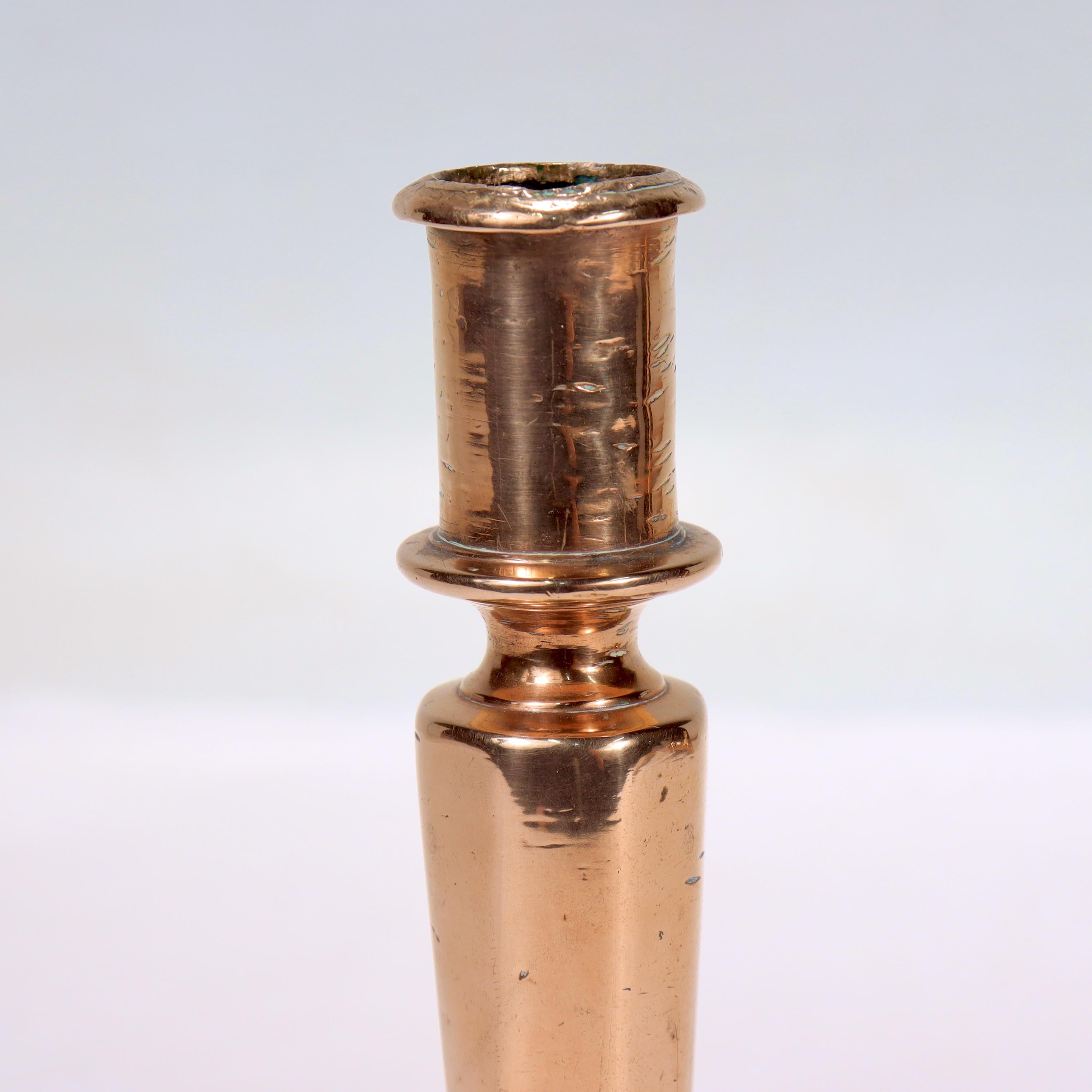 Antico portacandele in bronzo olandese o inglese del XVII secolo in vendita 3