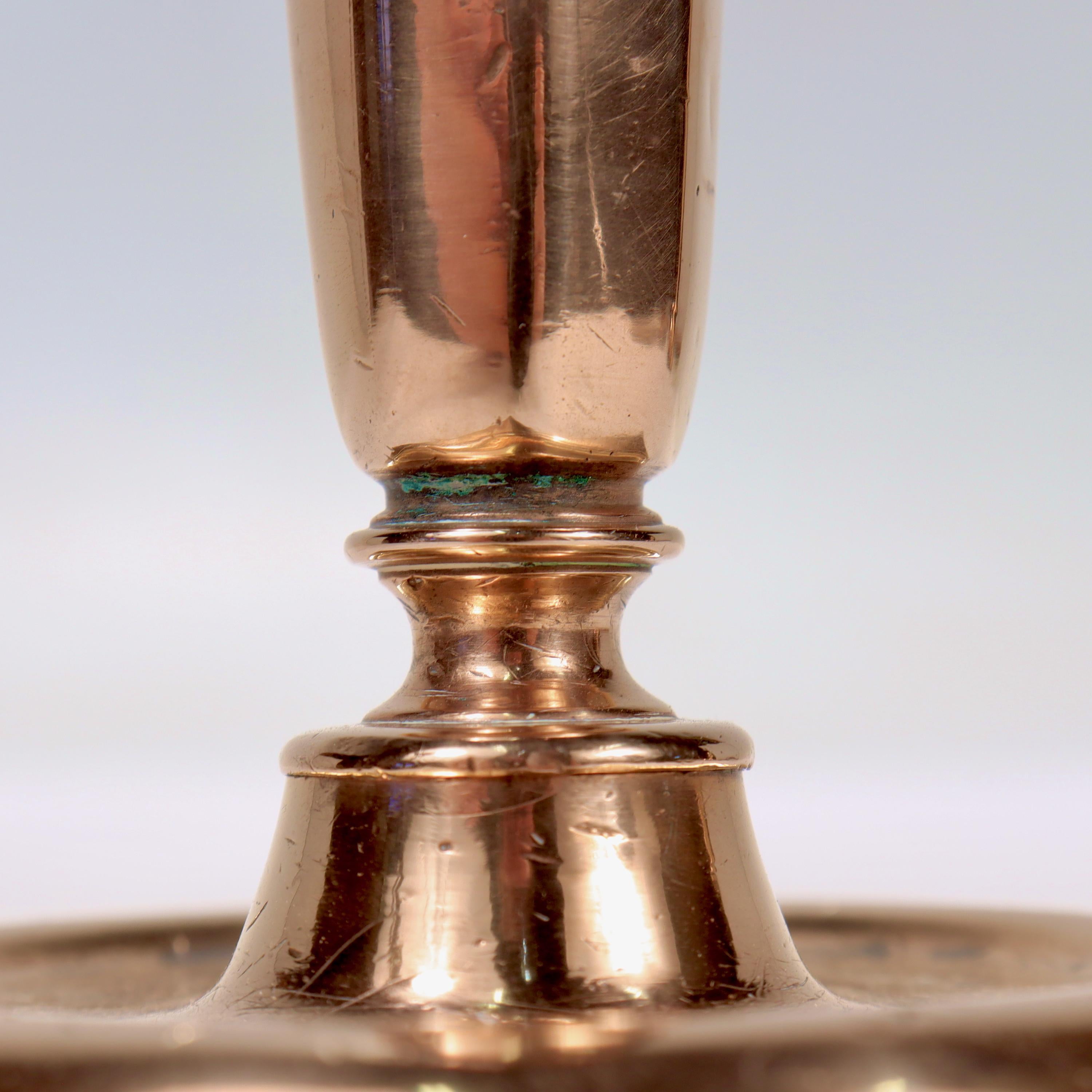 Antiker niederländischer oder englischer Kerzenständer/Kerzenhalter aus Bronze aus dem 17. Jahrhundert im Angebot 4