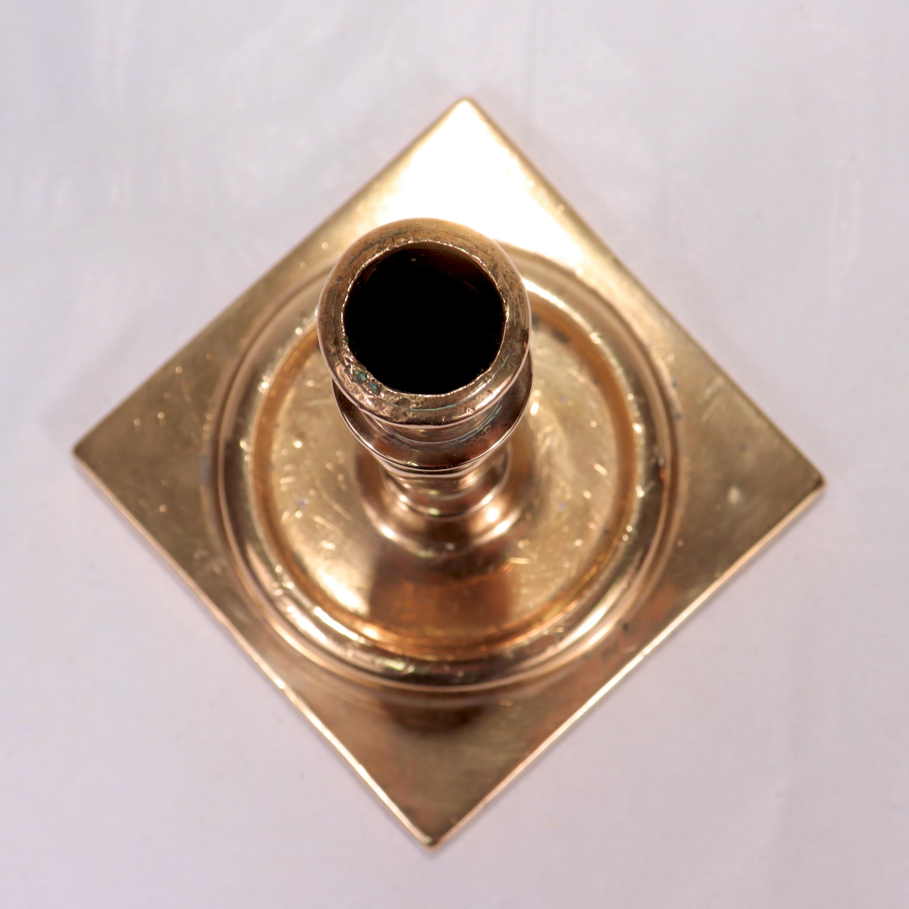 Antico portacandele in bronzo olandese o inglese del XVII secolo in vendita 1