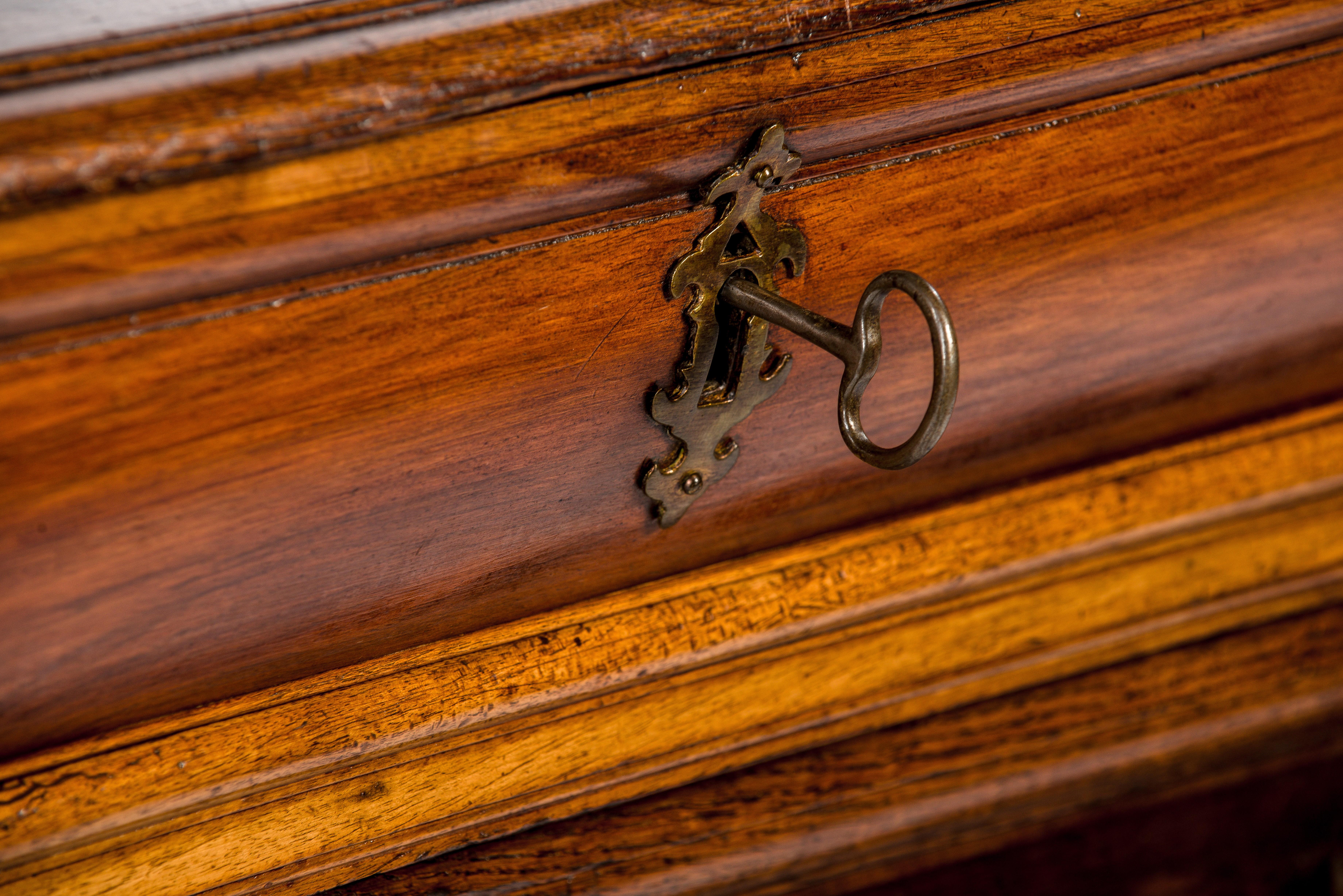 Antique 17th Century Dutch Renaissance Dresser of Buffet in Oak and Walnut For Sale 5