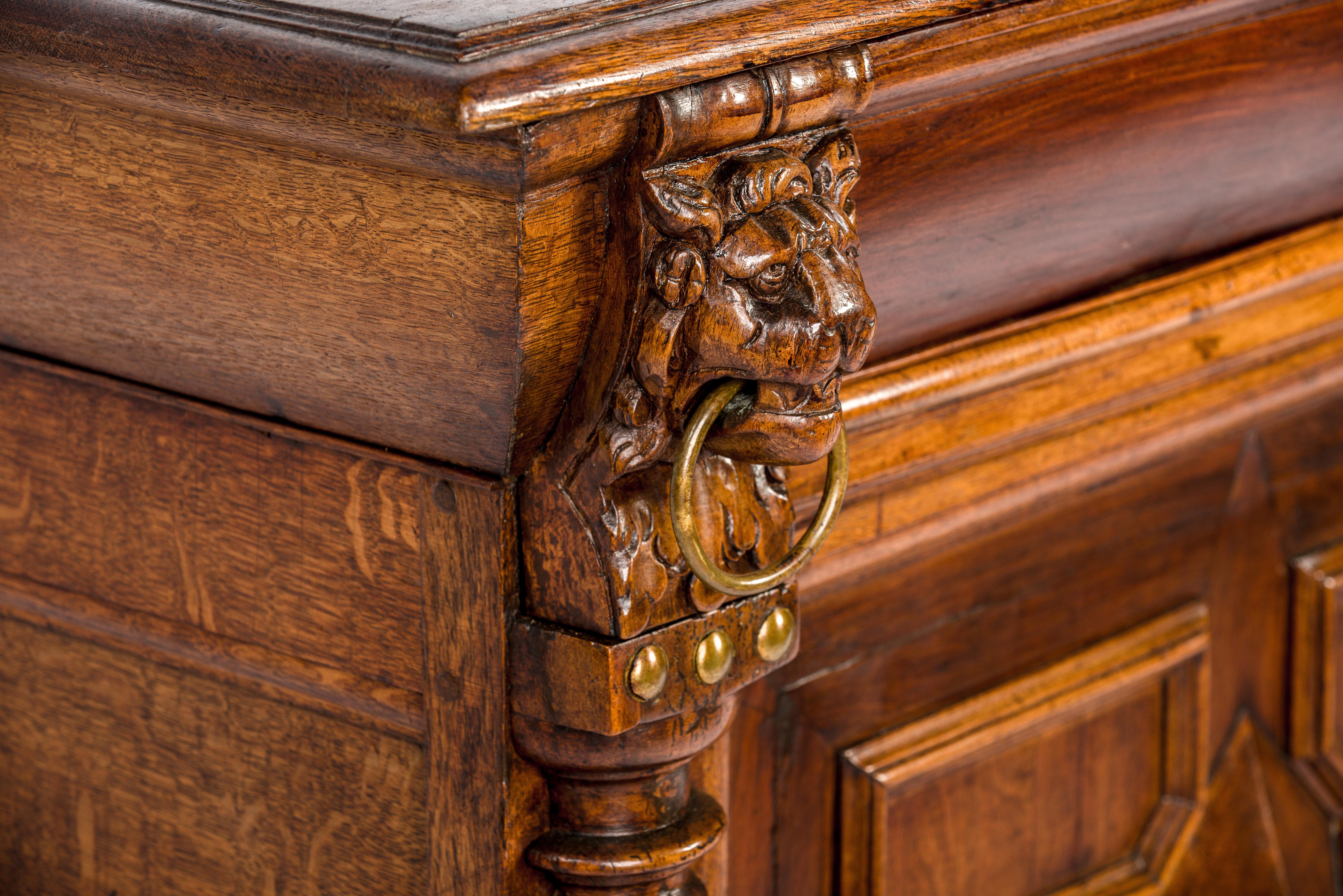 Antique 17th Century Dutch Renaissance Dresser of Buffet in Oak and Walnut For Sale 8