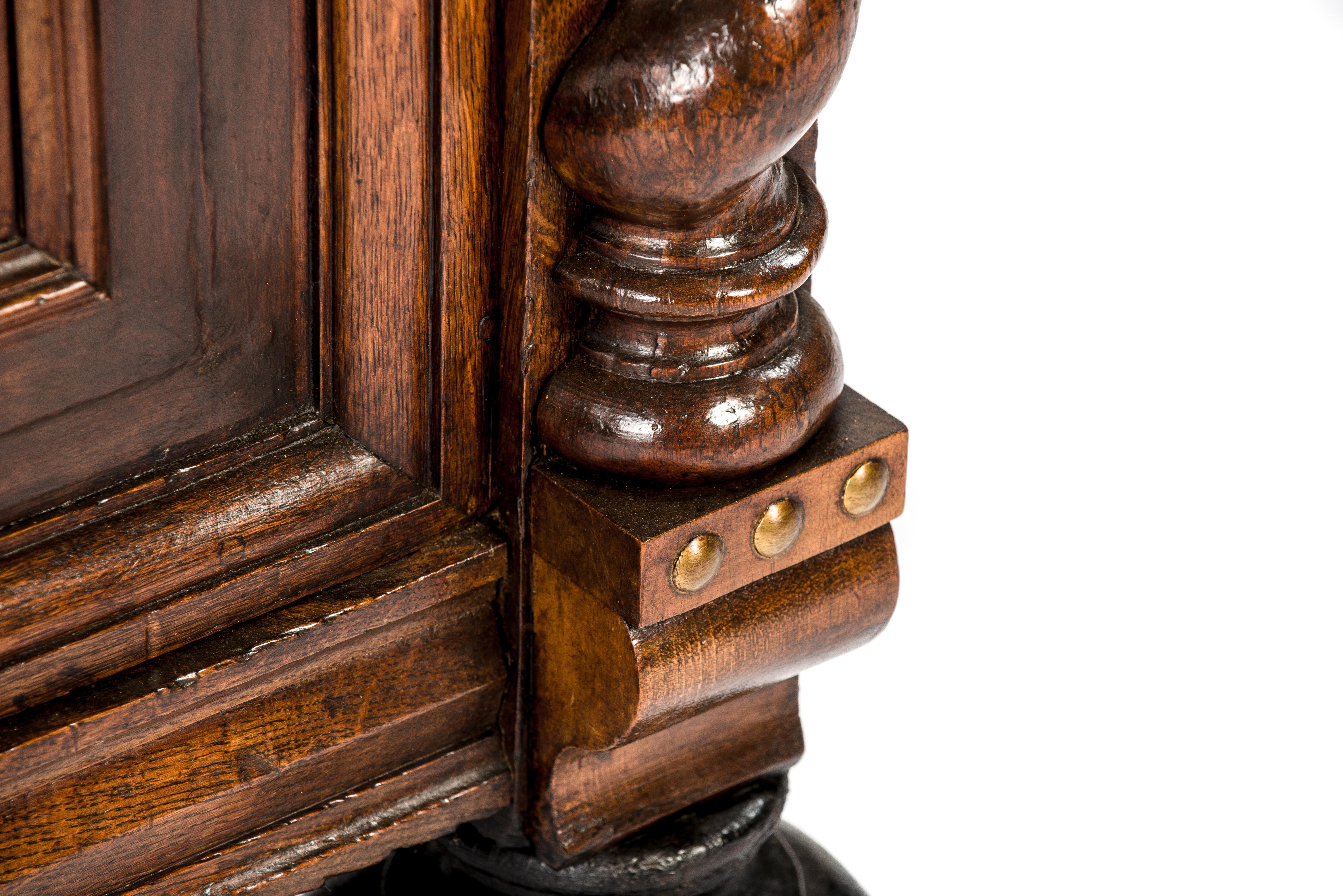 Antique 17th Century Dutch Renaissance Dresser of Buffet in Oak and Walnut For Sale 10