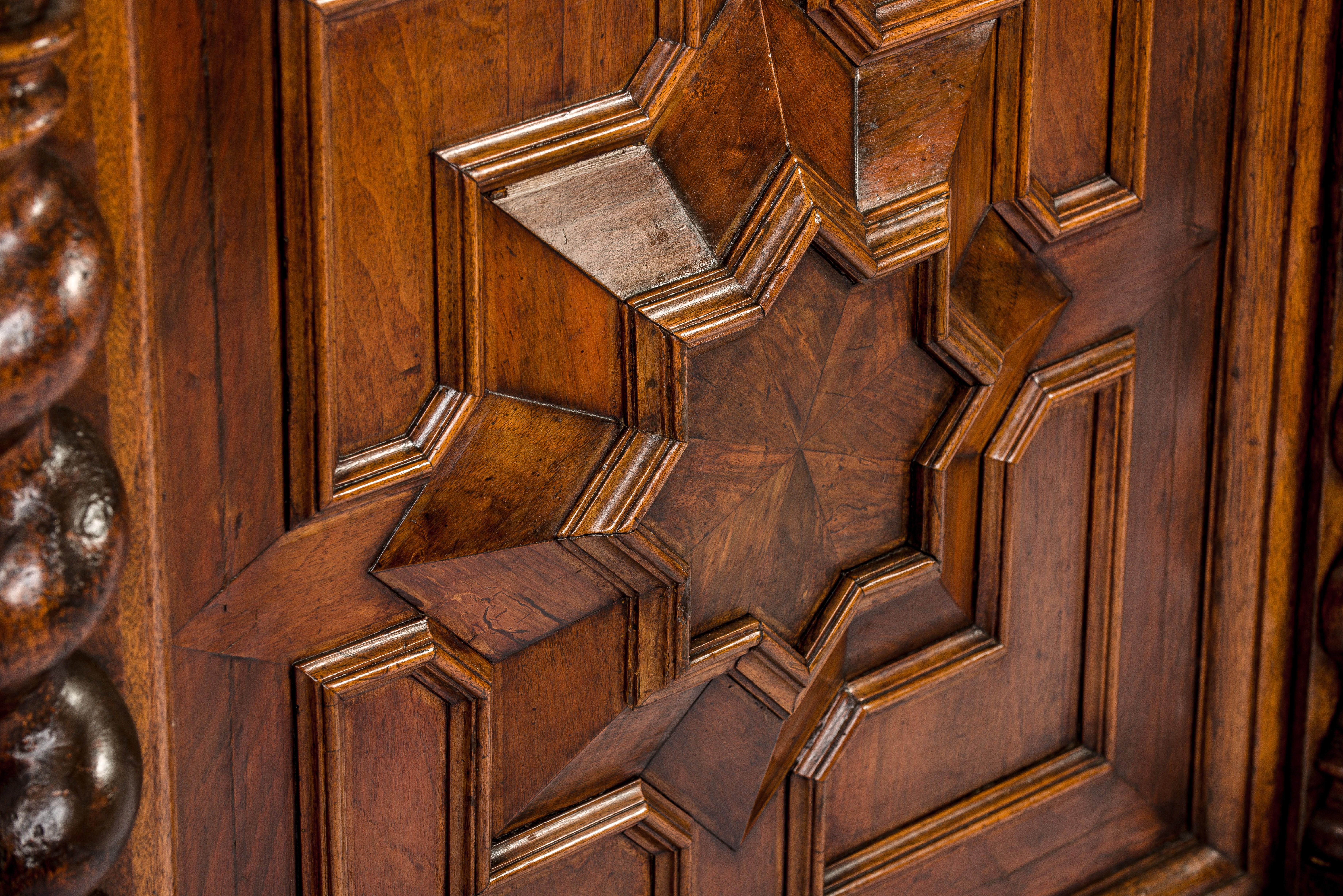 Antique 17th Century Dutch Renaissance Dresser of Buffet in Oak and Walnut In Good Condition For Sale In Casteren, NL