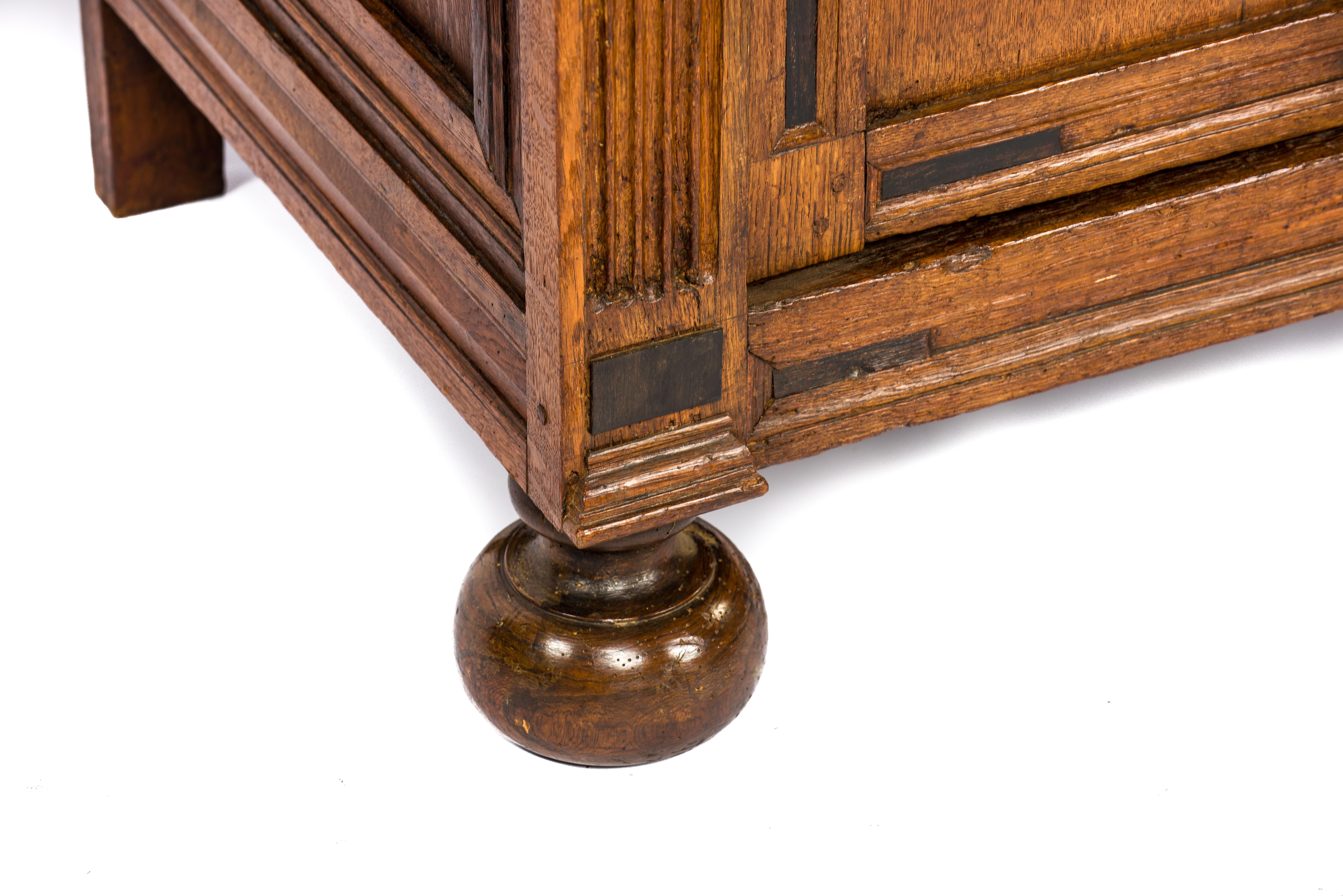 Antique 17th-century Dutch Renaissance Portal Cupboard in Solid Oak For Sale 3