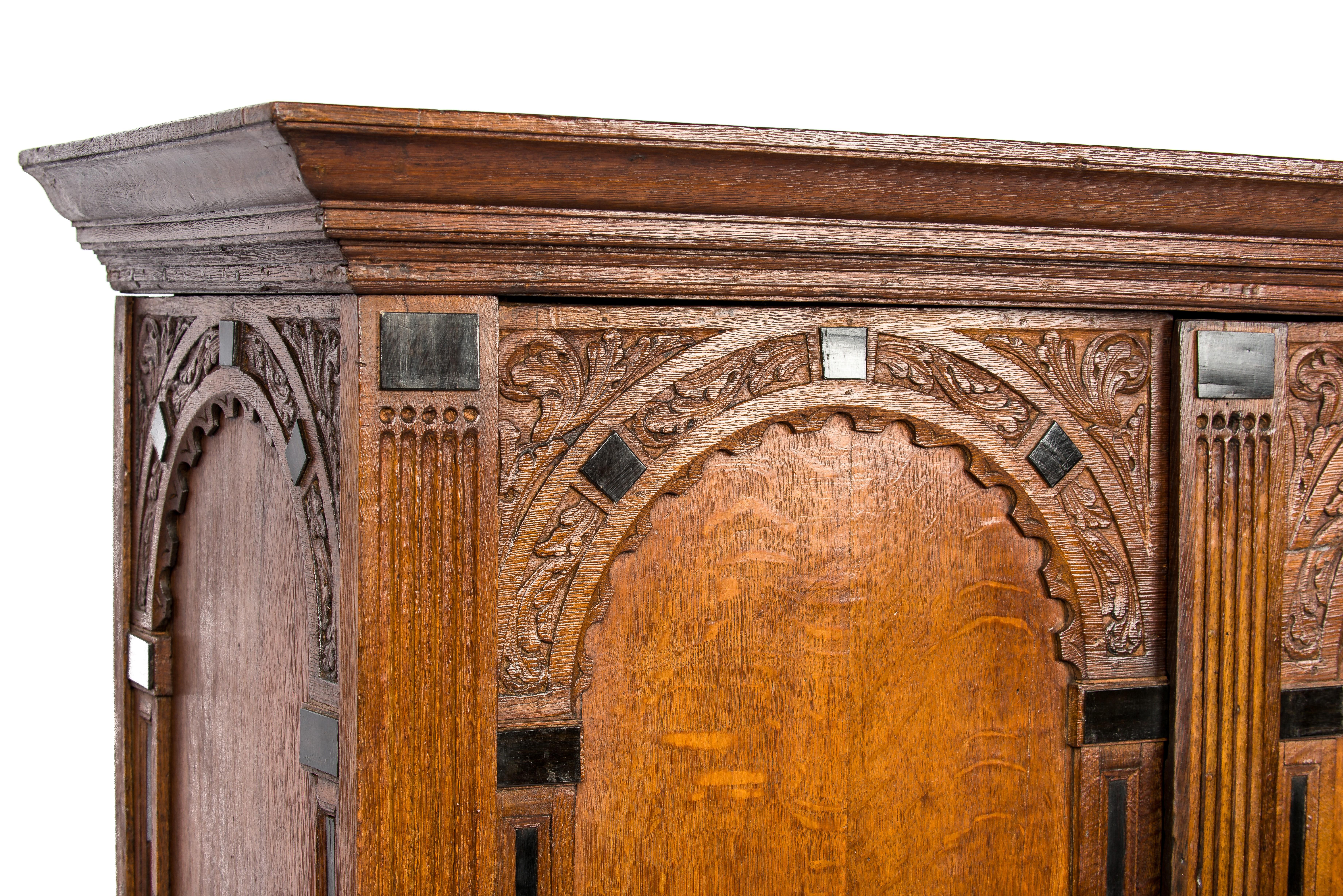 Antique 17th-century Dutch Renaissance Portal Cupboard in Solid Oak For Sale 4