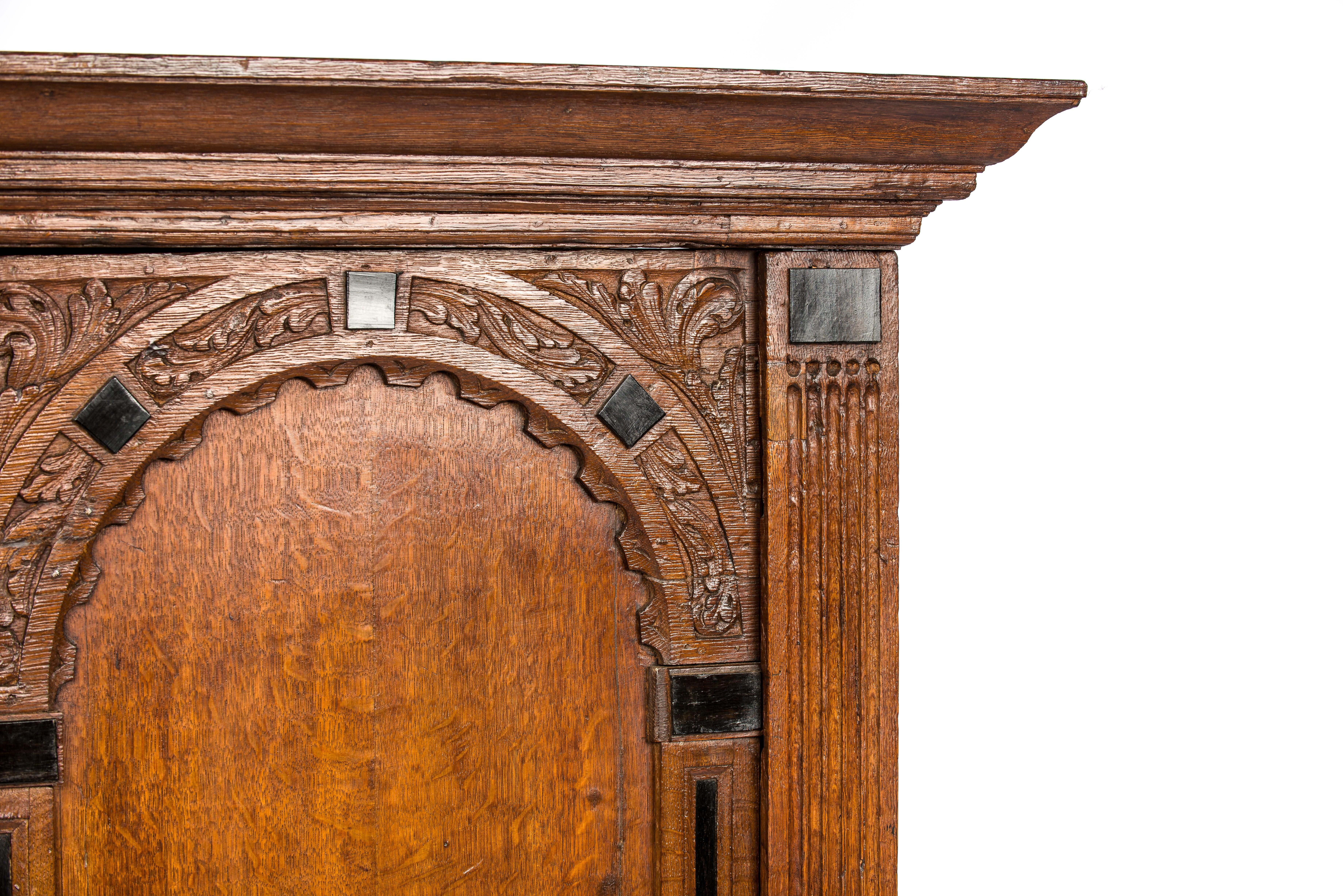 Antiker niederländischer Renaissance-Portalschrank aus massiver Eiche aus dem 17. Jahrhundert im Angebot 5