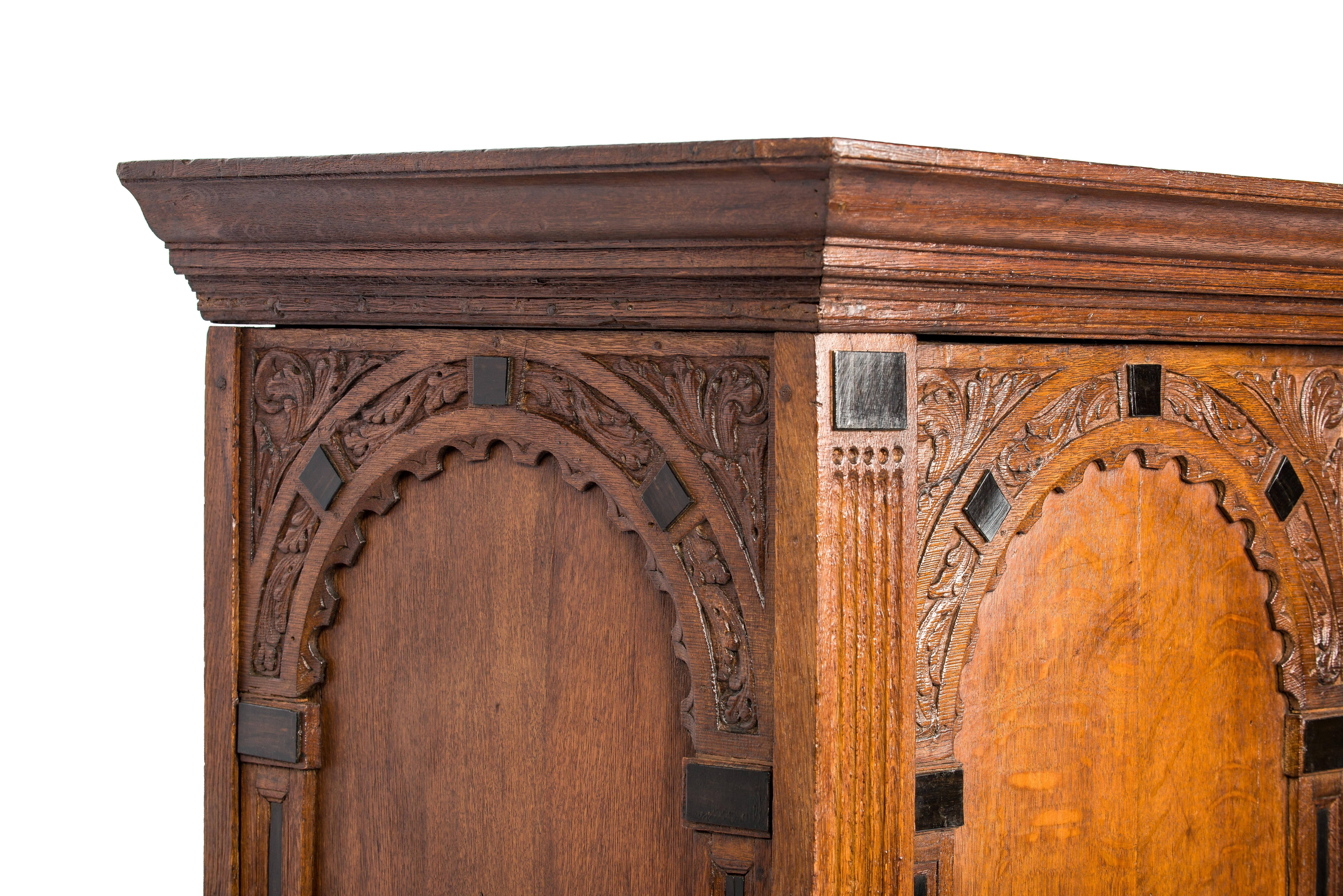 Antique 17th-century Dutch Renaissance Portal Cupboard in Solid Oak For Sale 7
