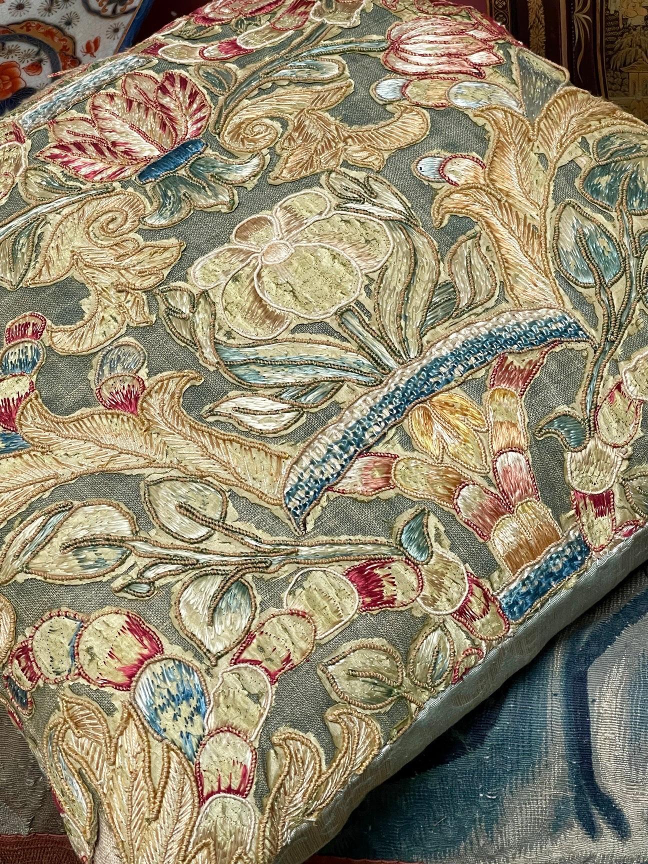 Antiguo cojín bordado del siglo XVII en venta 4