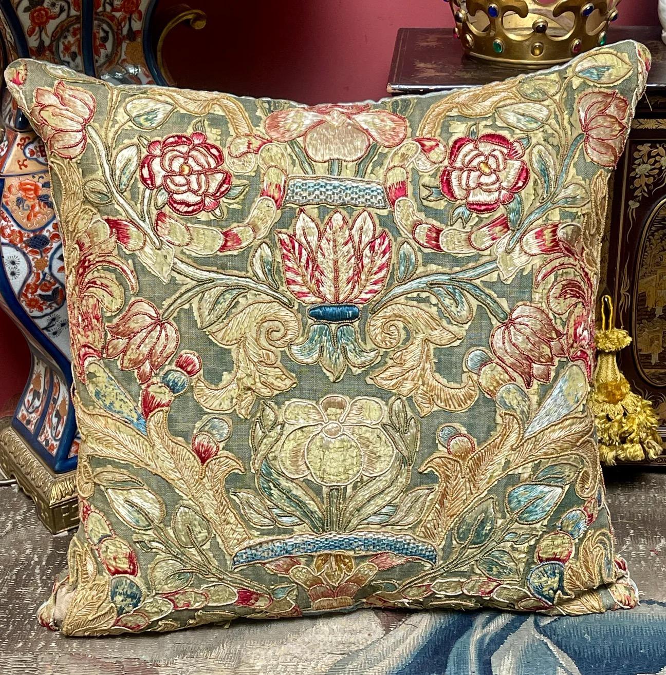 Hand Made Almohada a medida

El panel bordado italiano, probablemente de Génova, data de finales del siglo XVII (hacia 1680)

 Representa una abundancia de flores trabajadas en sedas de colores pastel dentro de retorcidas  cording 

El panel es una