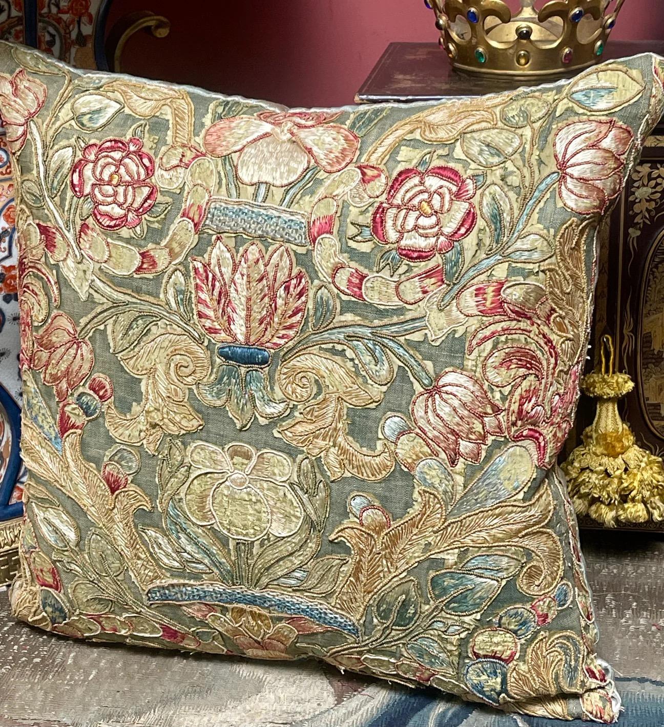 Antiguo cojín bordado del siglo XVII en Bastante bueno estado para la venta en Canterbury, GB