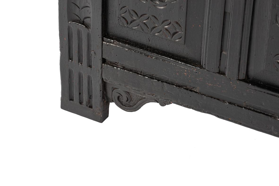 Ancien coffre ou malle en chêne noirci du 17ème siècle anglais avec de riches sculptures en vente 3