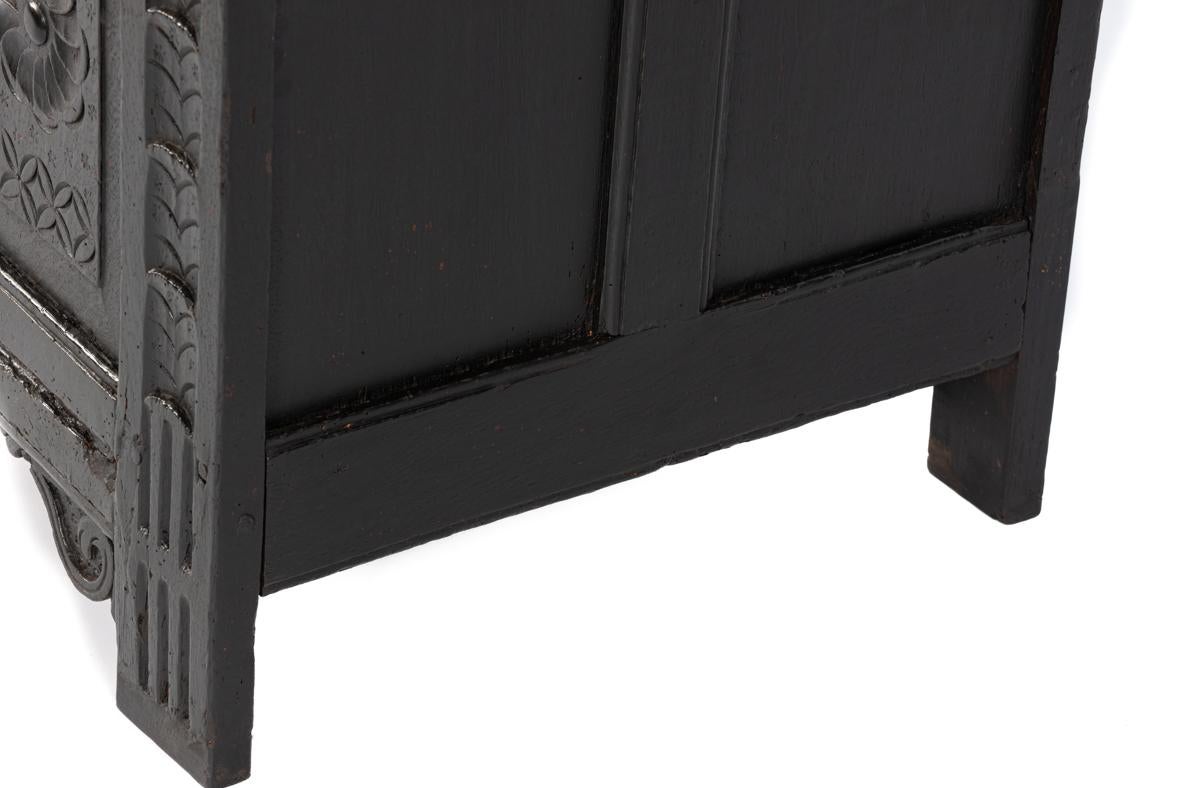 Ancien coffre ou malle en chêne noirci du 17ème siècle anglais avec de riches sculptures en vente 4