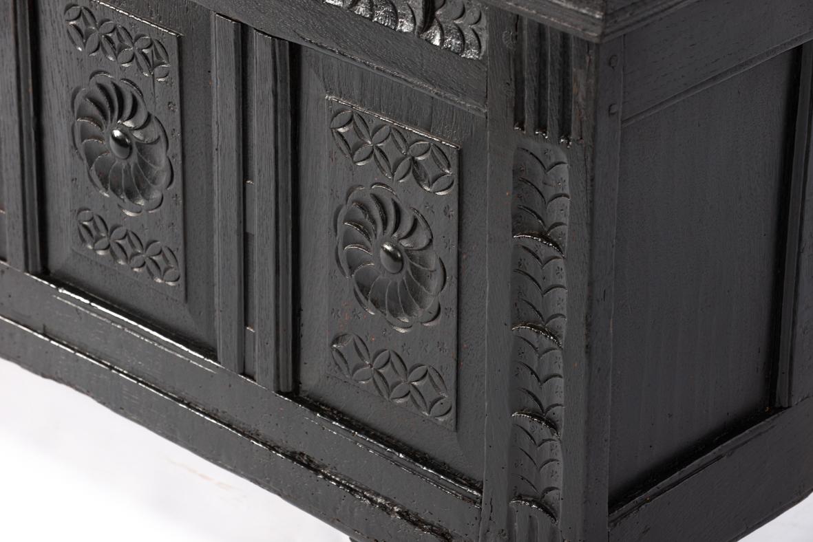 Ancien coffre ou malle en chêne noirci du 17ème siècle anglais avec de riches sculptures en vente 1