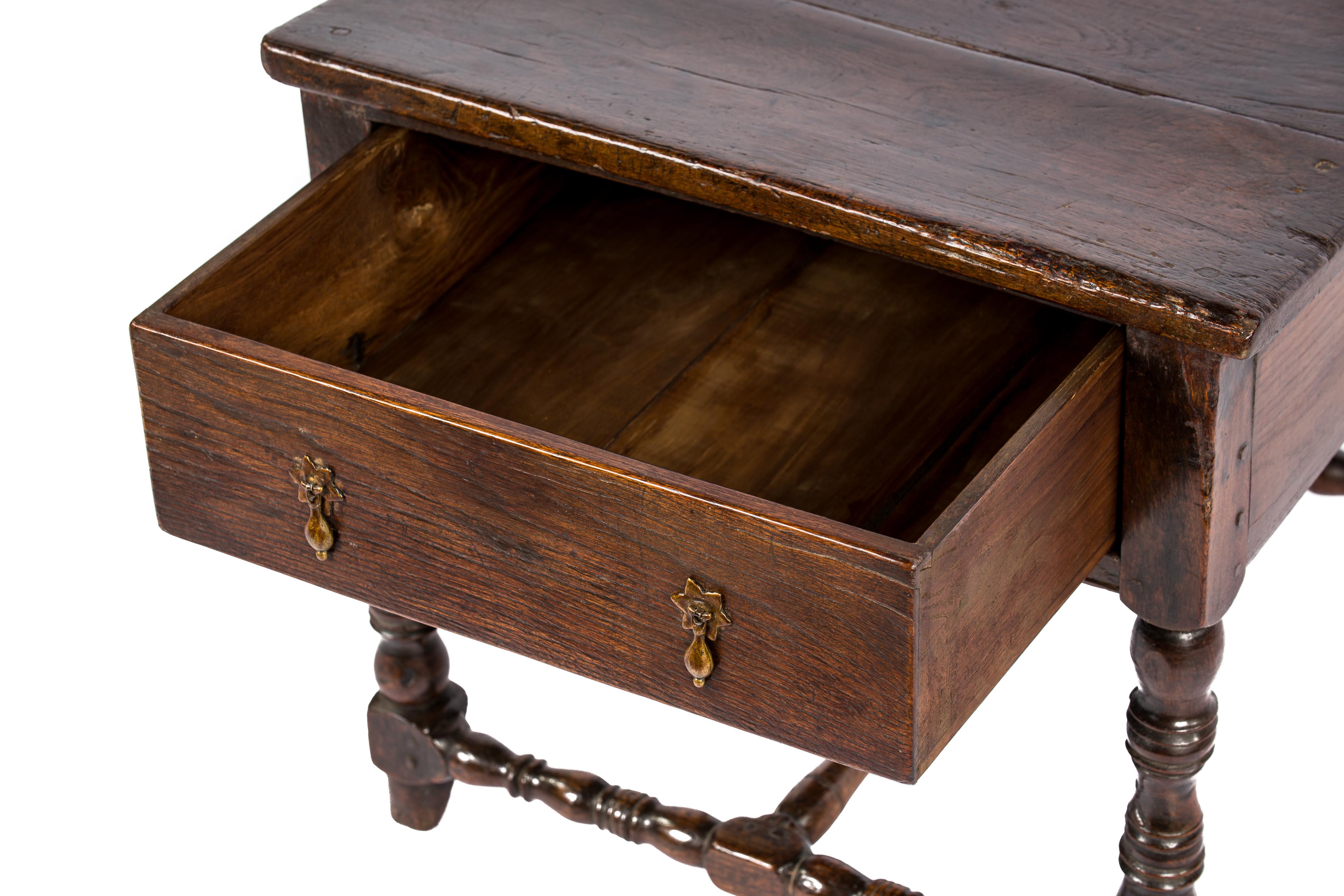 Ancienne table d'appoint anglaise Charles II du 17ème siècle en chêne en vente 6