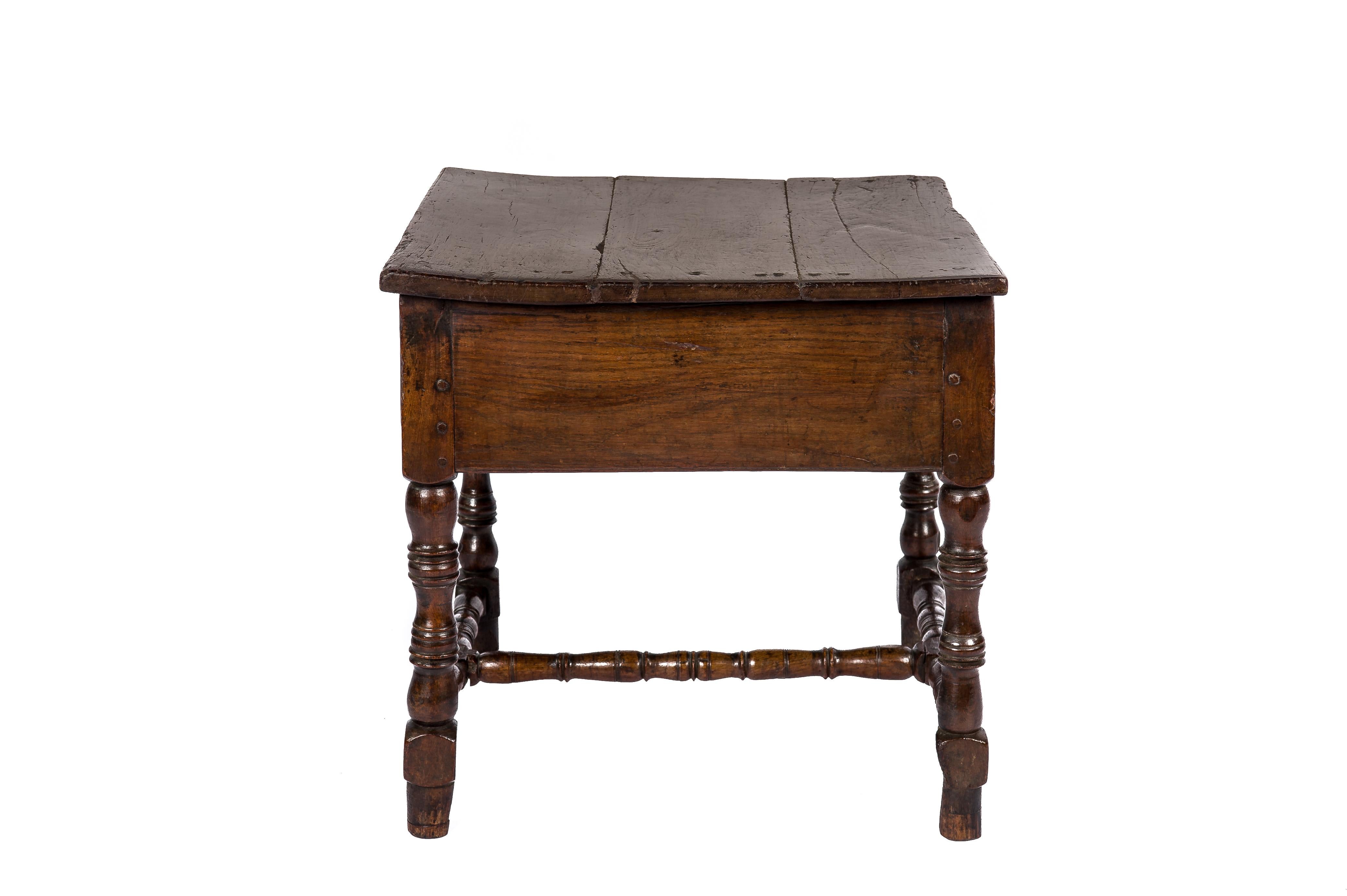 Antique 17th Century English Charles II Oak Occasional Hall Side Table in Oak In Good Condition For Sale In Casteren, NL