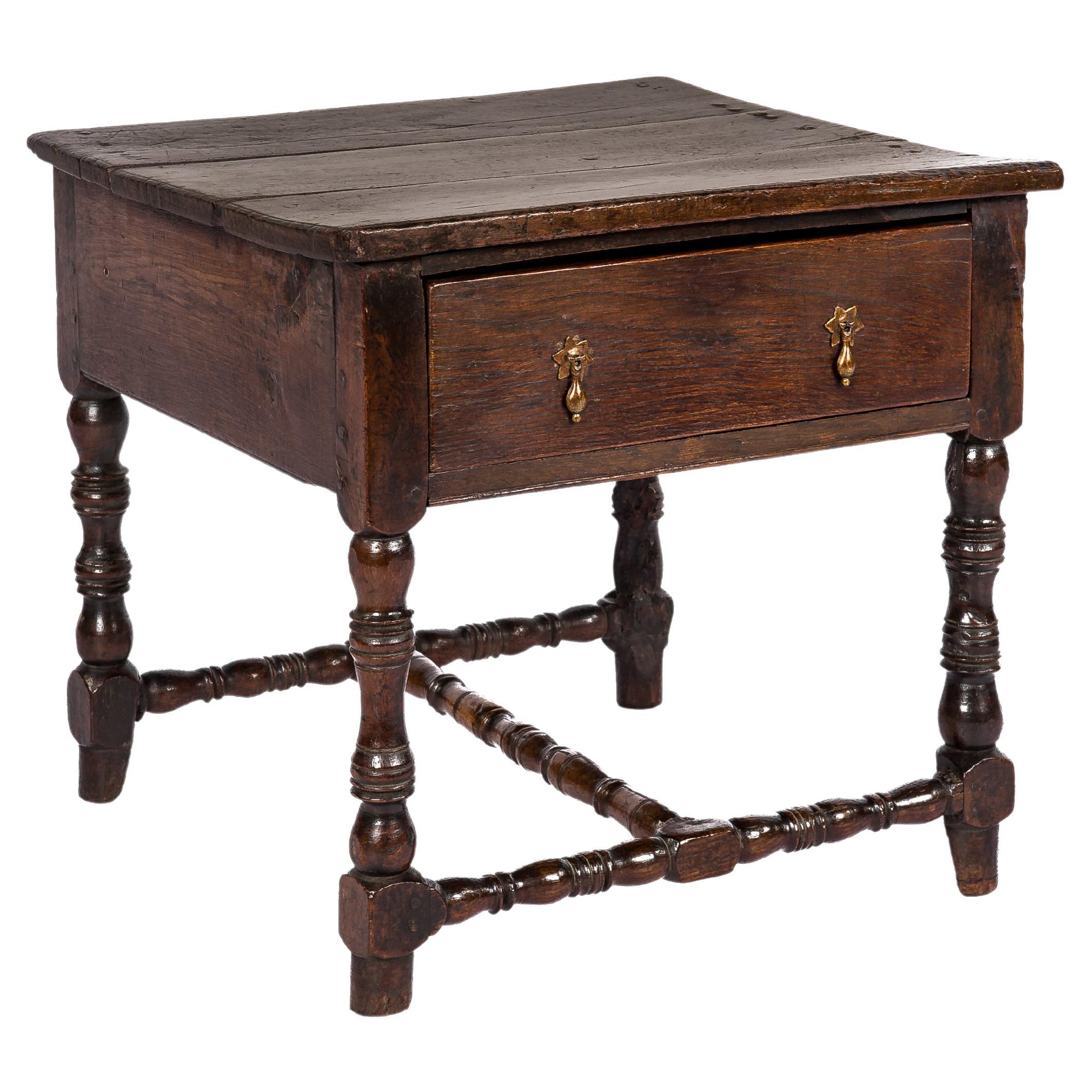 Ancienne table d'appoint anglaise Charles II du 17ème siècle en chêne