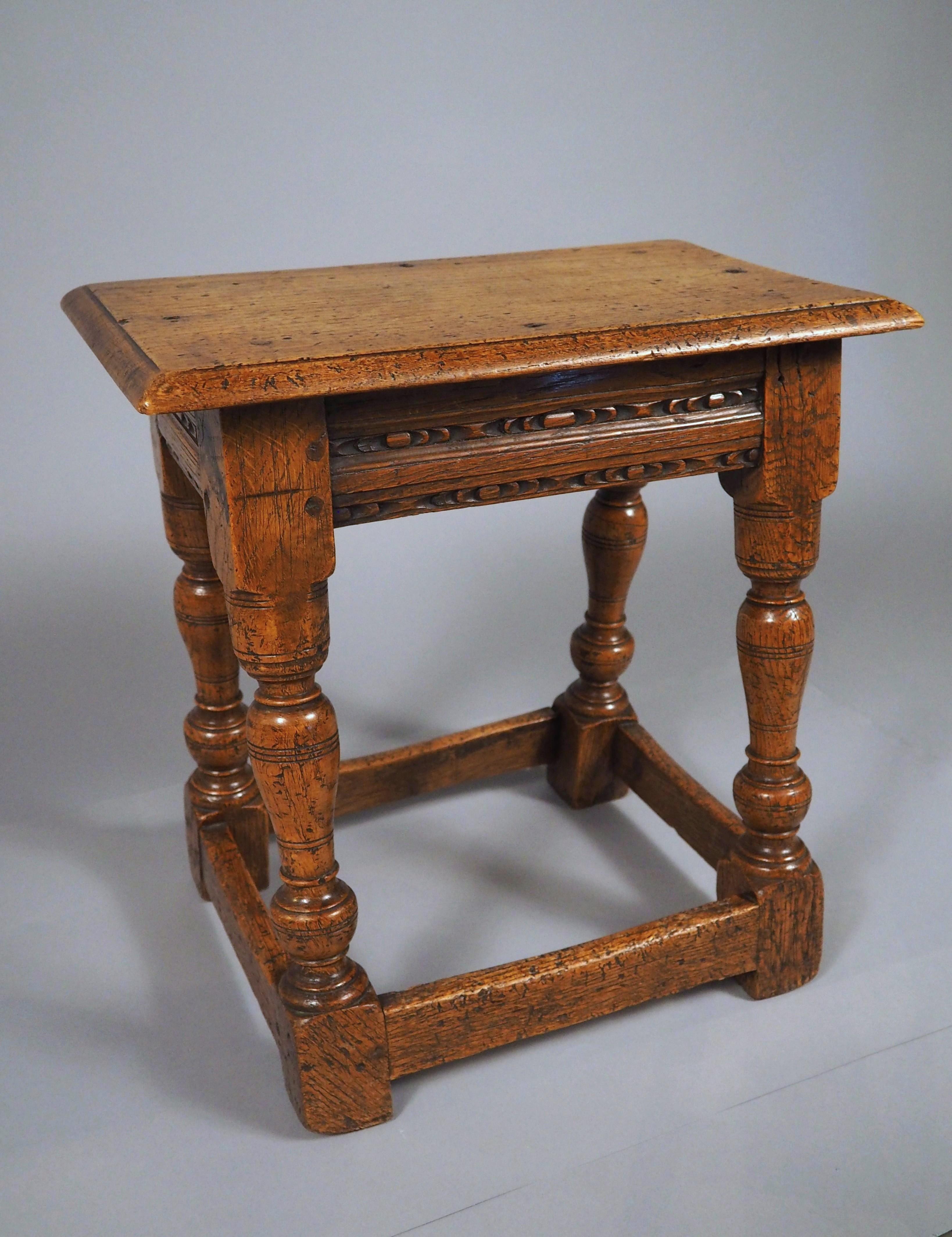 Tabouret anglais ancien du 17ème siècle en vente 3