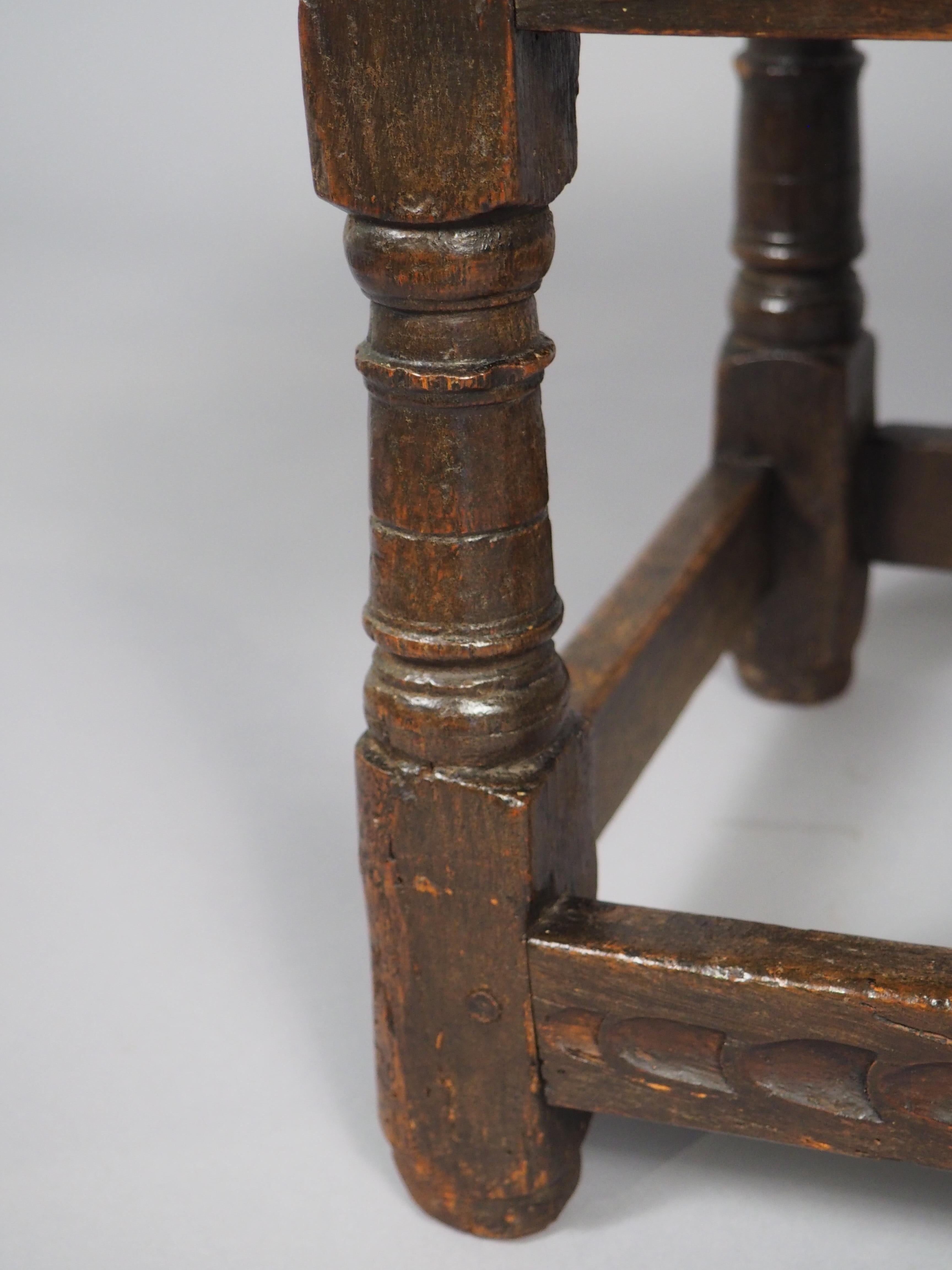 Tabouret anglais ancien du 17ème siècle en vente 3
