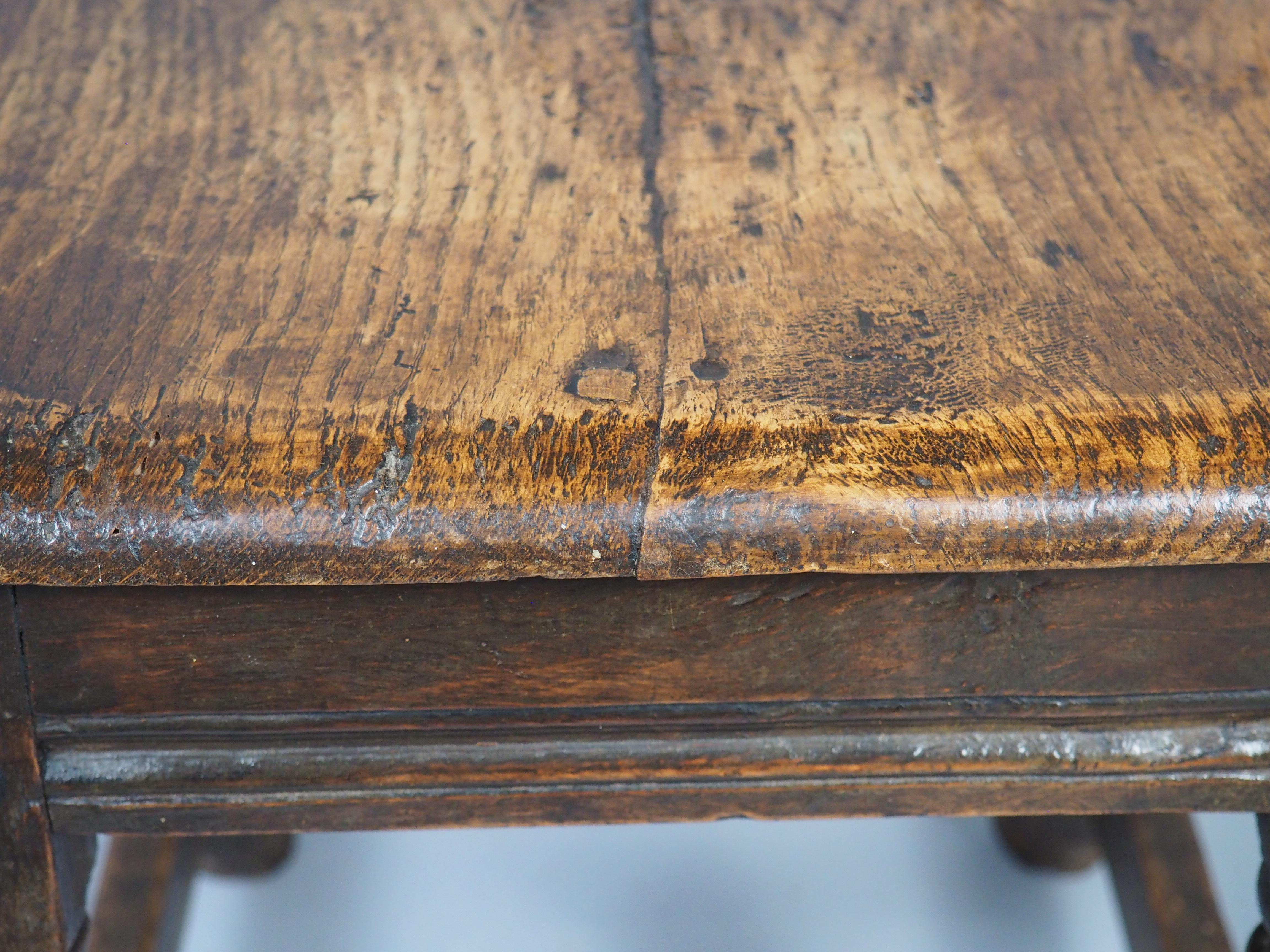 Tabouret anglais ancien du 17ème siècle en vente 4