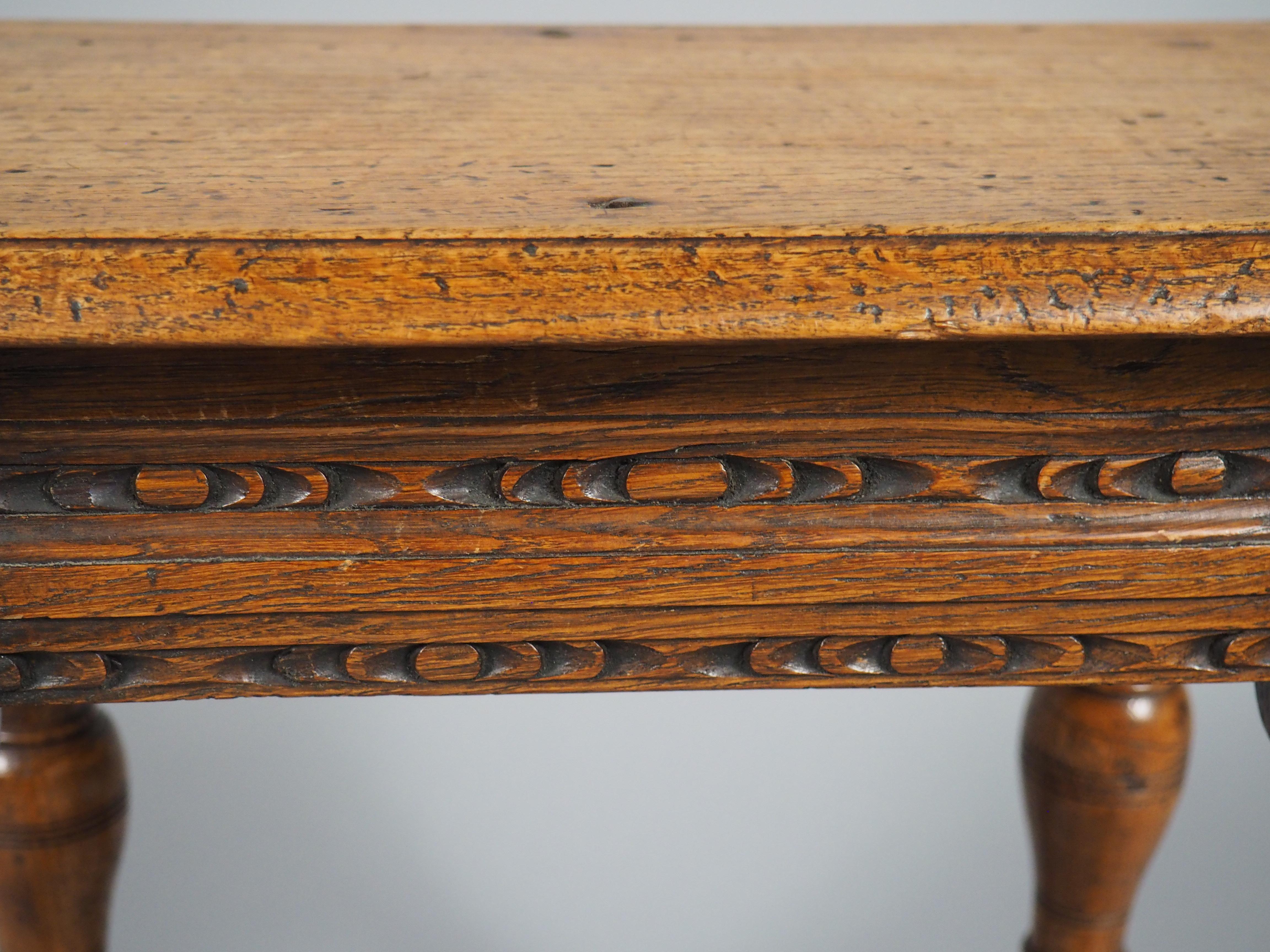 Tabouret anglais ancien du 17ème siècle en vente 5