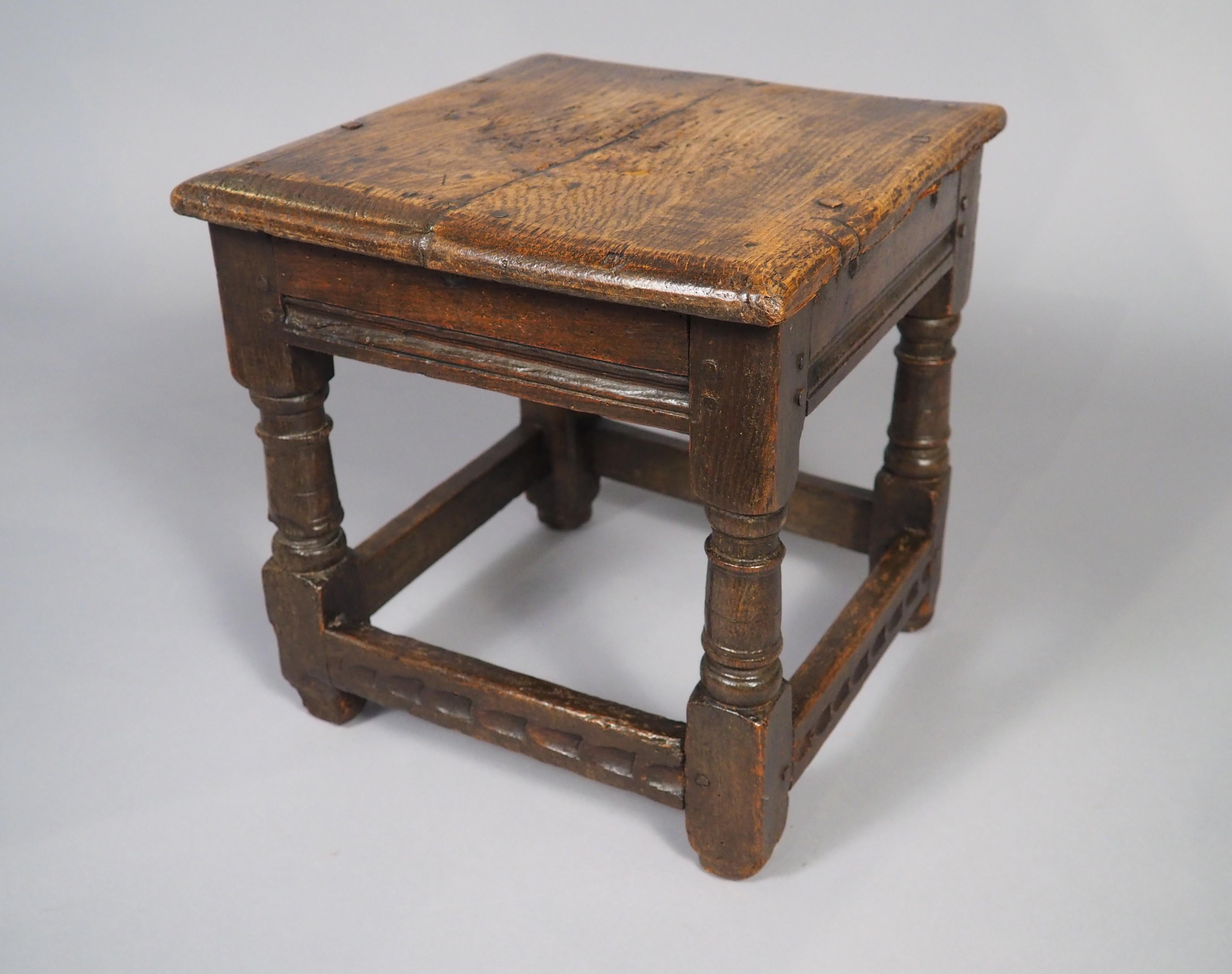 Tabouret anglais ancien du 17ème siècle en vente 6