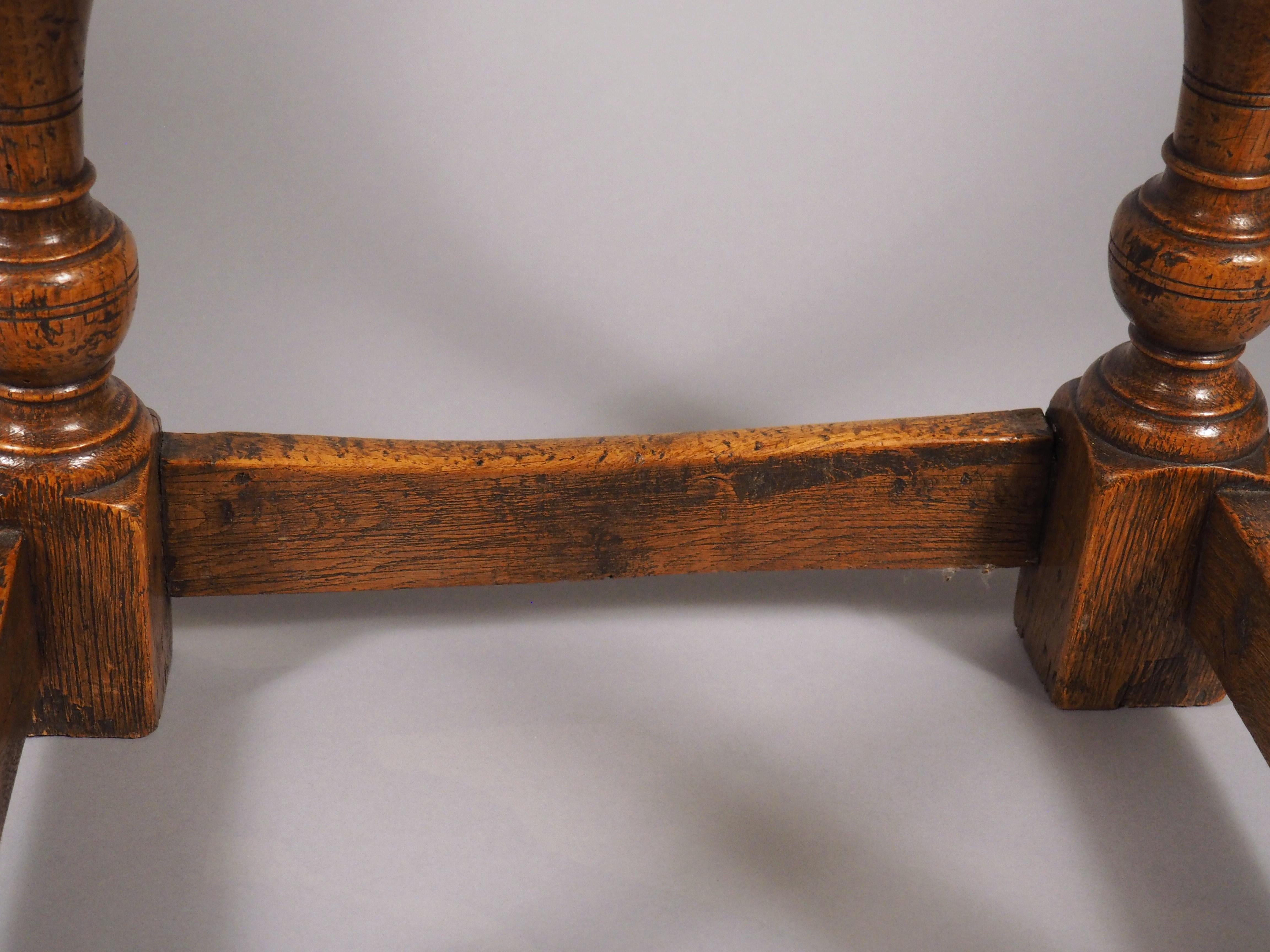 Tabouret anglais ancien du 17ème siècle en vente 8