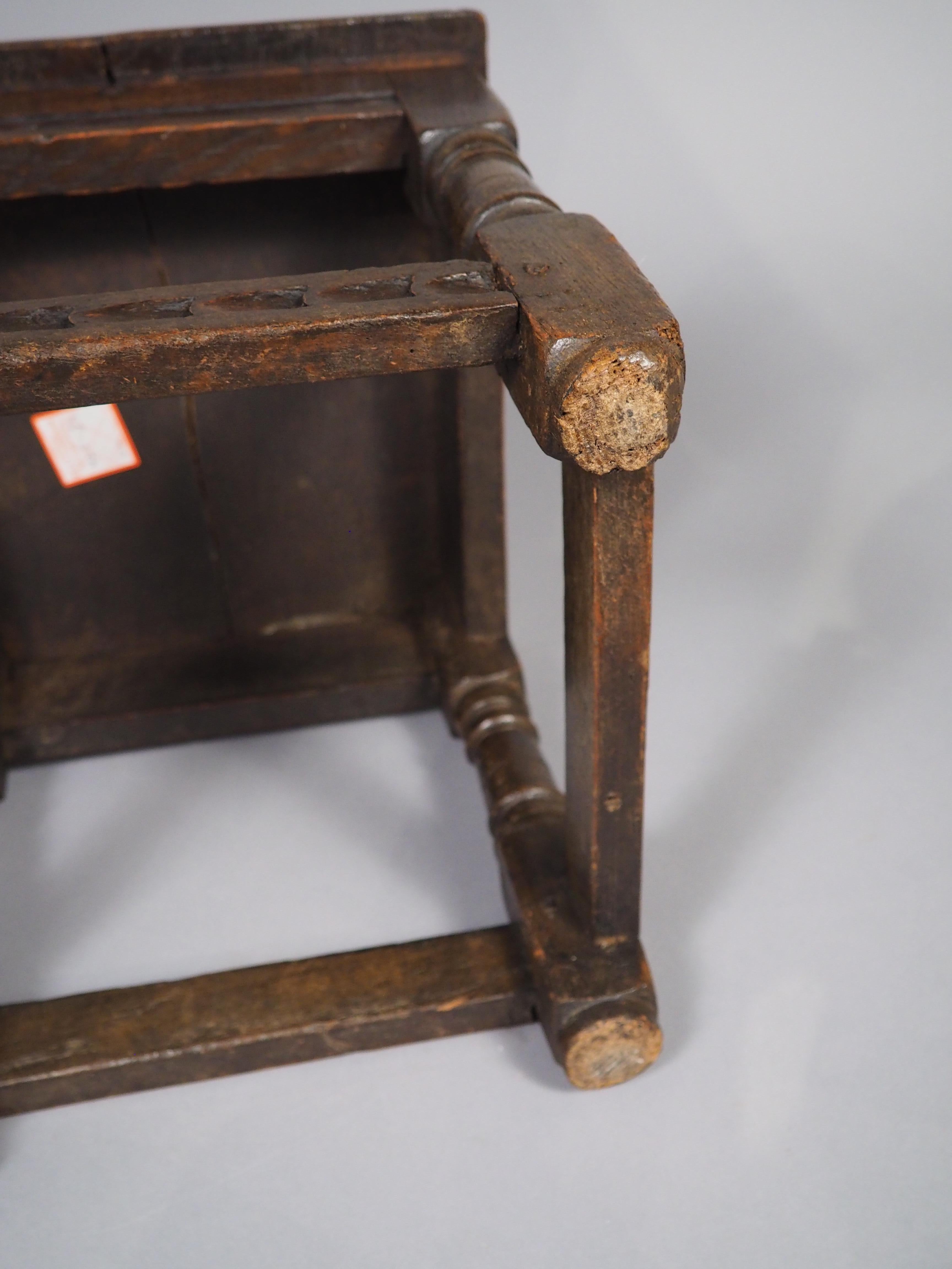 Tabouret anglais ancien du 17ème siècle en vente 8
