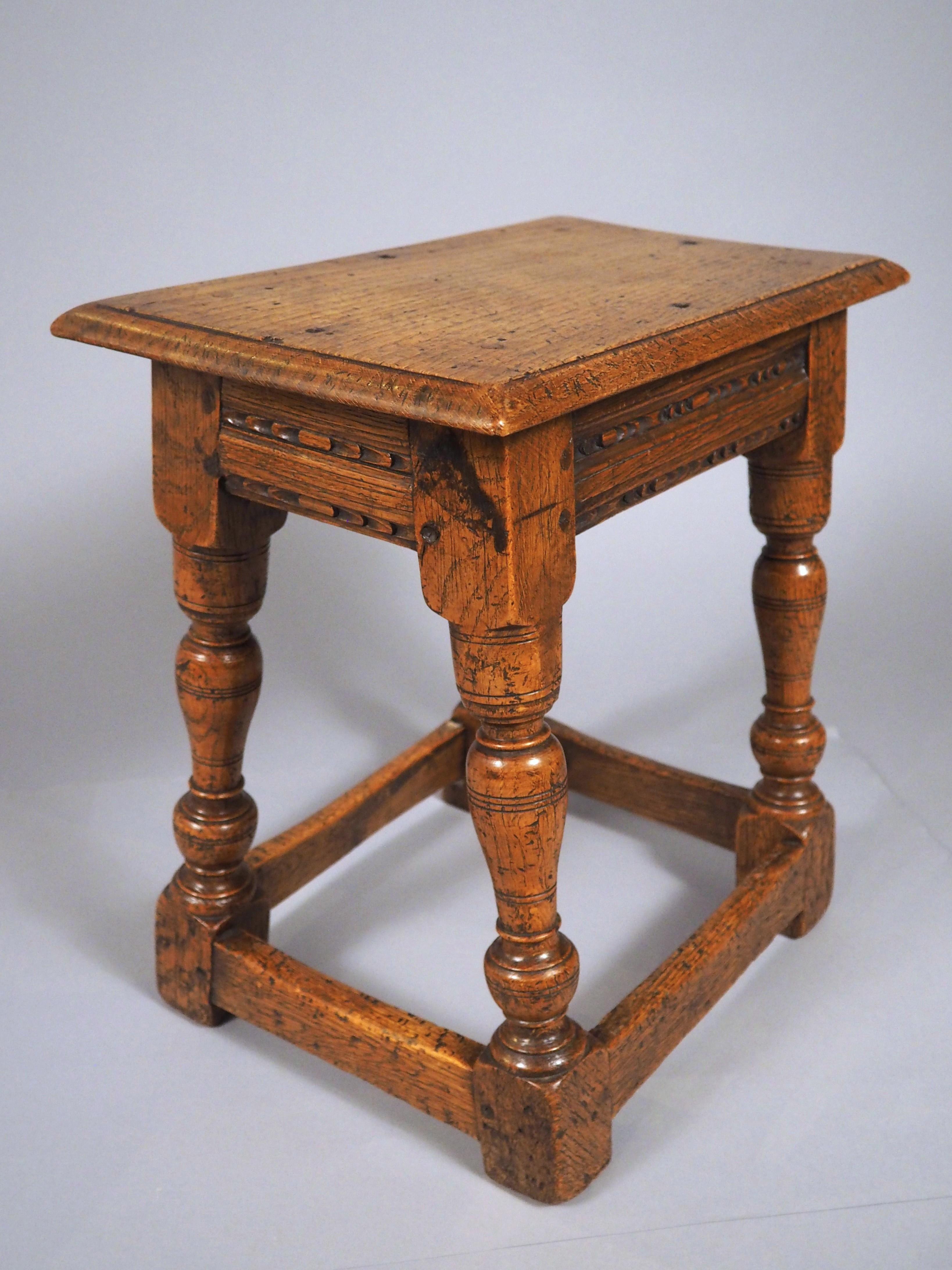 Tabouret anglais ancien du 17ème siècle en vente 9